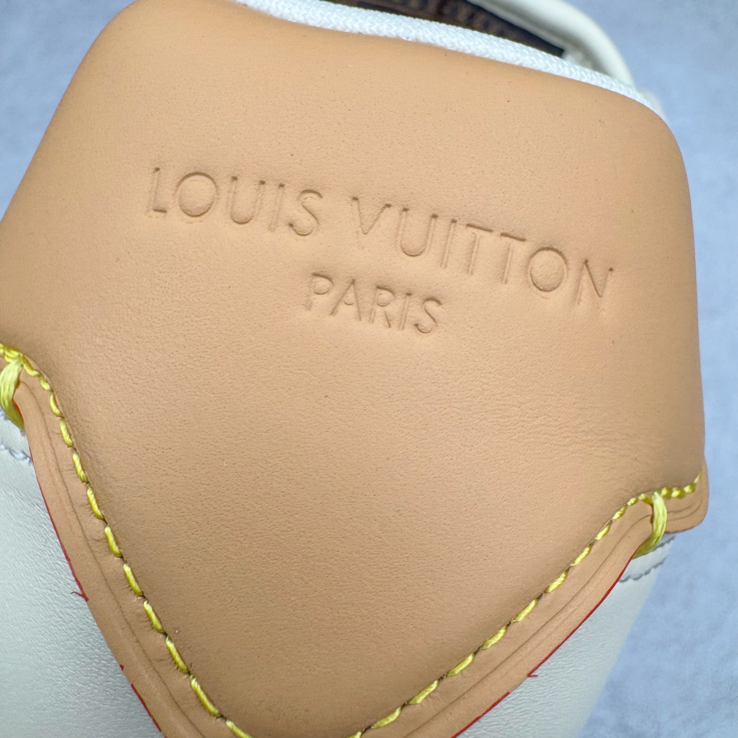 图片[18]-＃M纯原 LOUIS VUITTON x Nigo lv联名款 Buttersoft 牛皮革羊皮革 FW25 图案压纹 圆头系带 低帮 生活休闲鞋 男女同款 白色 外贸零售特供批次 2023全新纸板数据 印花高频效果碾压市面 市售天花板产物 耗时半年巨作 全套原厂新版原纸板楦头开发 原厂特供皮料加持 市场所有版本中综合最强的货品 GD实力大厂出品 全网最全配色更新最快 最成熟的做工稳定的品控 完美鞋型超高的清洁度 零毛边线头瑕疵 全套原楦原纸版原鞋开模 全网最具灵魂的版型 正确原装黄色鞋盒 正确中底印花 鞋面印花3D高频深度立体 全鞋电脑针车 紧密相连 针距密度一致 环保乳胶注塑鞋垫 厚度脚感还原原版 皮面裁剪部位 统一油边封口工艺 原装橡胶大底含胶量大底组合零偏差 专柜全套包装 防尘袋 说明书 质保卡 男女鞋 尺码：35 36 37 38 39 40 41 42 43 44 45-选品中心