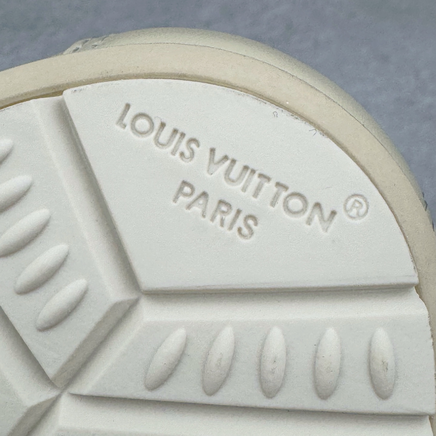 图片[15]-＃M纯原 LOUIS VUITTON x Nigo lv联名款 Buttersoft 牛皮革羊皮革 FW25 图案压纹 圆头系带 低帮 生活休闲鞋 男女同款 白色 外贸零售特供批次 2023全新纸板数据 印花高频效果碾压市面 市售天花板产物 耗时半年巨作 全套原厂新版原纸板楦头开发 原厂特供皮料加持 市场所有版本中综合最强的货品 GD实力大厂出品 全网最全配色更新最快 最成熟的做工稳定的品控 完美鞋型超高的清洁度 零毛边线头瑕疵 全套原楦原纸版原鞋开模 全网最具灵魂的版型 正确原装黄色鞋盒 正确中底印花 鞋面印花3D高频深度立体 全鞋电脑针车 紧密相连 针距密度一致 环保乳胶注塑鞋垫 厚度脚感还原原版 皮面裁剪部位 统一油边封口工艺 原装橡胶大底含胶量大底组合零偏差 专柜全套包装 防尘袋 说明书 质保卡 男女鞋 尺码：35 36 37 38 39 40 41 42 43 44 45-选品中心