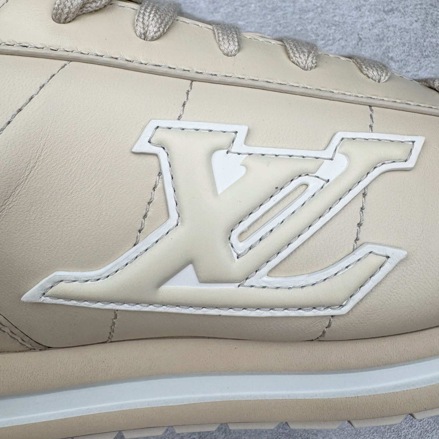 图片[19]-＃M纯原 LOUIS VUITTON x Nigo lv联名款 Buttersoft 牛皮革羊皮革 FW25 图案压纹 圆头系带 低帮 生活休闲鞋 男女同款 白色 外贸零售特供批次 2023全新纸板数据 印花高频效果碾压市面 市售天花板产物 耗时半年巨作 全套原厂新版原纸板楦头开发 原厂特供皮料加持 市场所有版本中综合最强的货品 GD实力大厂出品 全网最全配色更新最快 最成熟的做工稳定的品控 完美鞋型超高的清洁度 零毛边线头瑕疵 全套原楦原纸版原鞋开模 全网最具灵魂的版型 正确原装黄色鞋盒 正确中底印花 鞋面印花3D高频深度立体 全鞋电脑针车 紧密相连 针距密度一致 环保乳胶注塑鞋垫 厚度脚感还原原版 皮面裁剪部位 统一油边封口工艺 原装橡胶大底含胶量大底组合零偏差 专柜全套包装 防尘袋 说明书 质保卡 男女鞋 尺码：35 36 37 38 39 40 41 42 43 44 45-选品中心