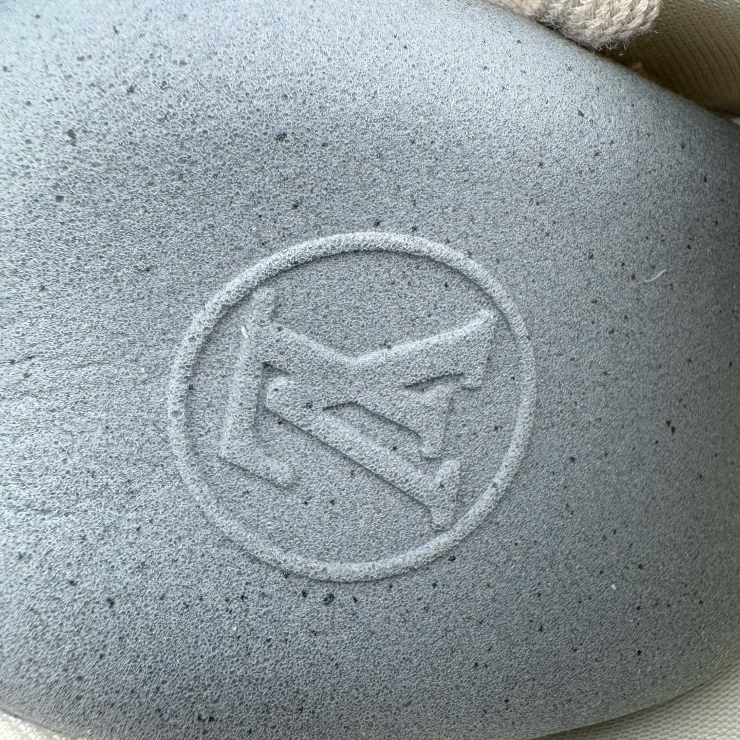 图片[11]-＃M纯原 LOUIS VUITTON x Nigo lv联名款 Buttersoft 牛皮革羊皮革 FW25 图案压纹 圆头系带 低帮 生活休闲鞋 男女同款 白色 外贸零售特供批次 2023全新纸板数据 印花高频效果碾压市面 市售天花板产物 耗时半年巨作 全套原厂新版原纸板楦头开发 原厂特供皮料加持 市场所有版本中综合最强的货品 GD实力大厂出品 全网最全配色更新最快 最成熟的做工稳定的品控 完美鞋型超高的清洁度 零毛边线头瑕疵 全套原楦原纸版原鞋开模 全网最具灵魂的版型 正确原装黄色鞋盒 正确中底印花 鞋面印花3D高频深度立体 全鞋电脑针车 紧密相连 针距密度一致 环保乳胶注塑鞋垫 厚度脚感还原原版 皮面裁剪部位 统一油边封口工艺 原装橡胶大底含胶量大底组合零偏差 专柜全套包装 防尘袋 说明书 质保卡 男女鞋 尺码：35 36 37 38 39 40 41 42 43 44 45-选品中心