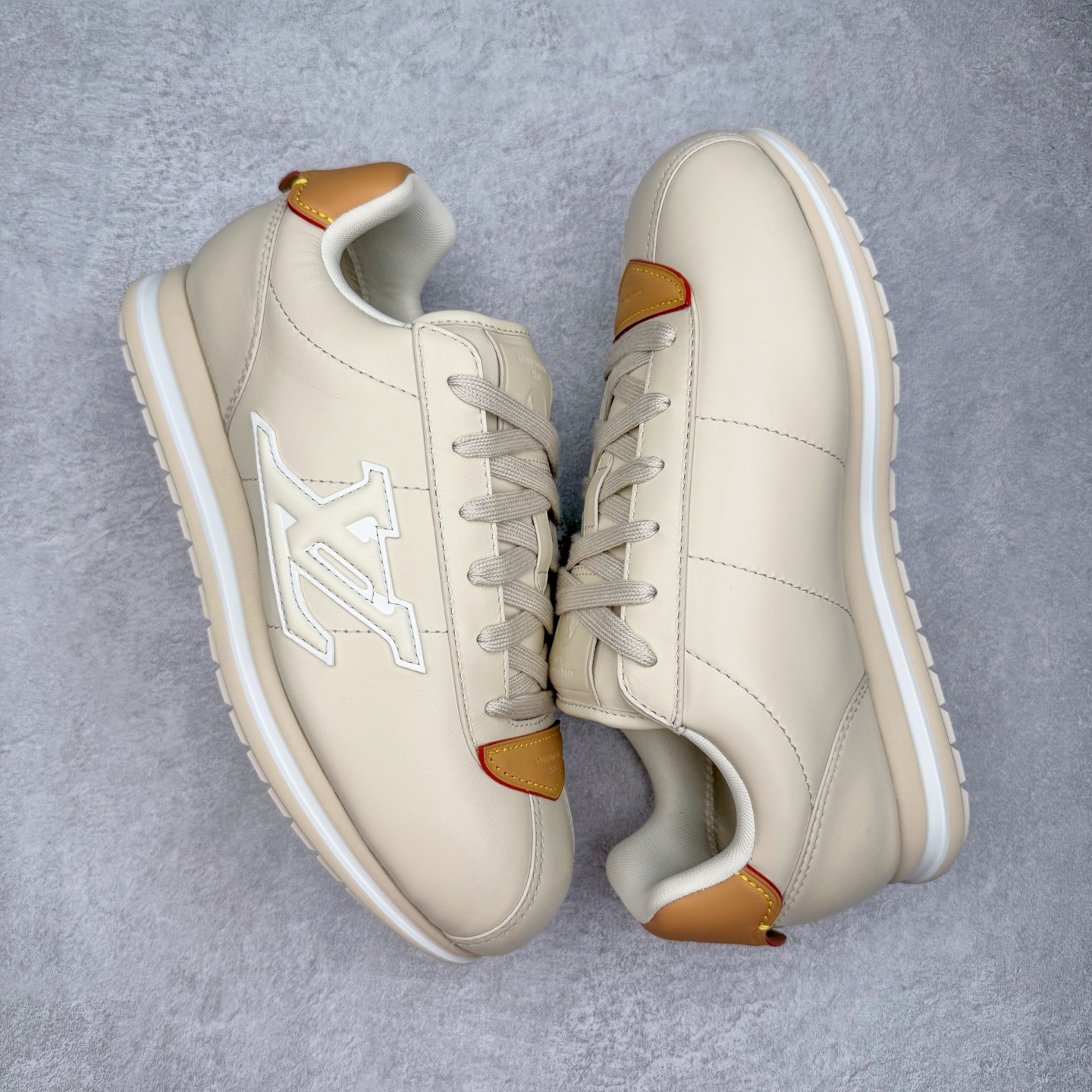 图片[3]-＃M纯原 LOUIS VUITTON x Nigo lv联名款 Buttersoft 牛皮革羊皮革 FW25 图案压纹 圆头系带 低帮 生活休闲鞋 男女同款 白色 外贸零售特供批次 2023全新纸板数据 印花高频效果碾压市面 市售天花板产物 耗时半年巨作 全套原厂新版原纸板楦头开发 原厂特供皮料加持 市场所有版本中综合最强的货品 GD实力大厂出品 全网最全配色更新最快 最成熟的做工稳定的品控 完美鞋型超高的清洁度 零毛边线头瑕疵 全套原楦原纸版原鞋开模 全网最具灵魂的版型 正确原装黄色鞋盒 正确中底印花 鞋面印花3D高频深度立体 全鞋电脑针车 紧密相连 针距密度一致 环保乳胶注塑鞋垫 厚度脚感还原原版 皮面裁剪部位 统一油边封口工艺 原装橡胶大底含胶量大底组合零偏差 专柜全套包装 防尘袋 说明书 质保卡 男女鞋 尺码：35 36 37 38 39 40 41 42 43 44 45-选品中心