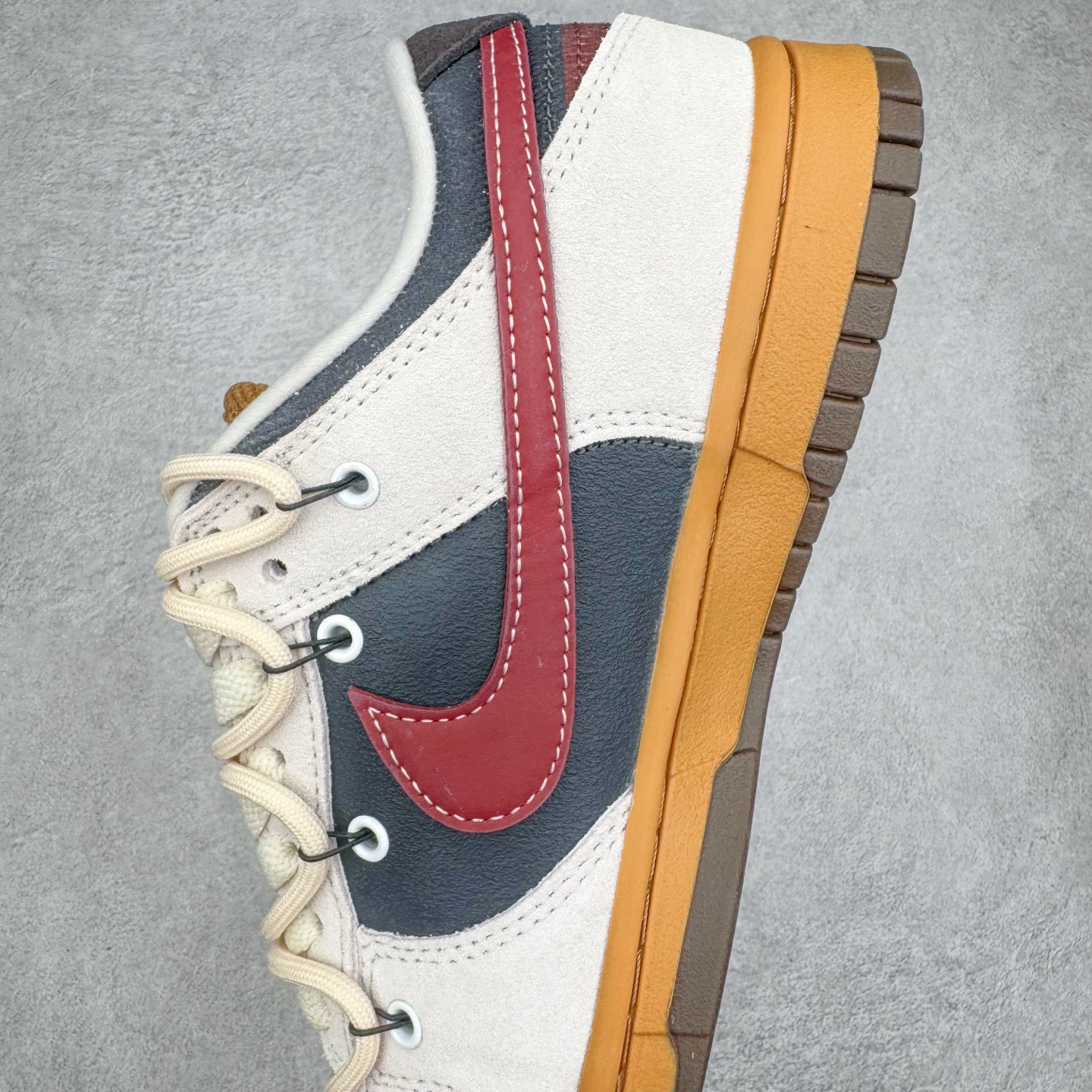 图片[7]-＃YC纯原 NK Dunk Low 豆柴咖啡 HQ3459-212 当咖啡香遇见柴犬萌，把咖啡馆的慵懒与俏皮穿进日常，米白鞋面似绵密奶泡，炭黑点缀如浓缩咖啡的深邃，酒红Swoosh划过鞋侧，宛如拉花时那一笔灵动的嫣红，棕色大底托起整体，如咖啡醇厚底蕴，越品越有味道。定制系列天花板 无原鞋不开发 全系列得物原鞋一比一校对开发 配色持续更新中 终端对接 优势输出 全套原厂楦头原纸板数据档案倾力打造 原汁原味莞产 极致还原 圈内最强针车工艺 高端零售指定版 广东原厂配套原盒原标 鞋盒分三个尺码段 原厂冲刀 超高清洁度 全鞋零毛边皮料切割 采用原厂百宏鞋带以及原厂百宏织唛舌标 内标可供原厂几率过验 进口原装条纹中底布 四线拉帮白色点胶 原厂拉帮手法遵循公司 原厂电绣 极致还原 尺码：36 36.5 37.5 38 38.5 39 40 40.5 41 42 42.5 43 44 44.5 45 46-选品中心