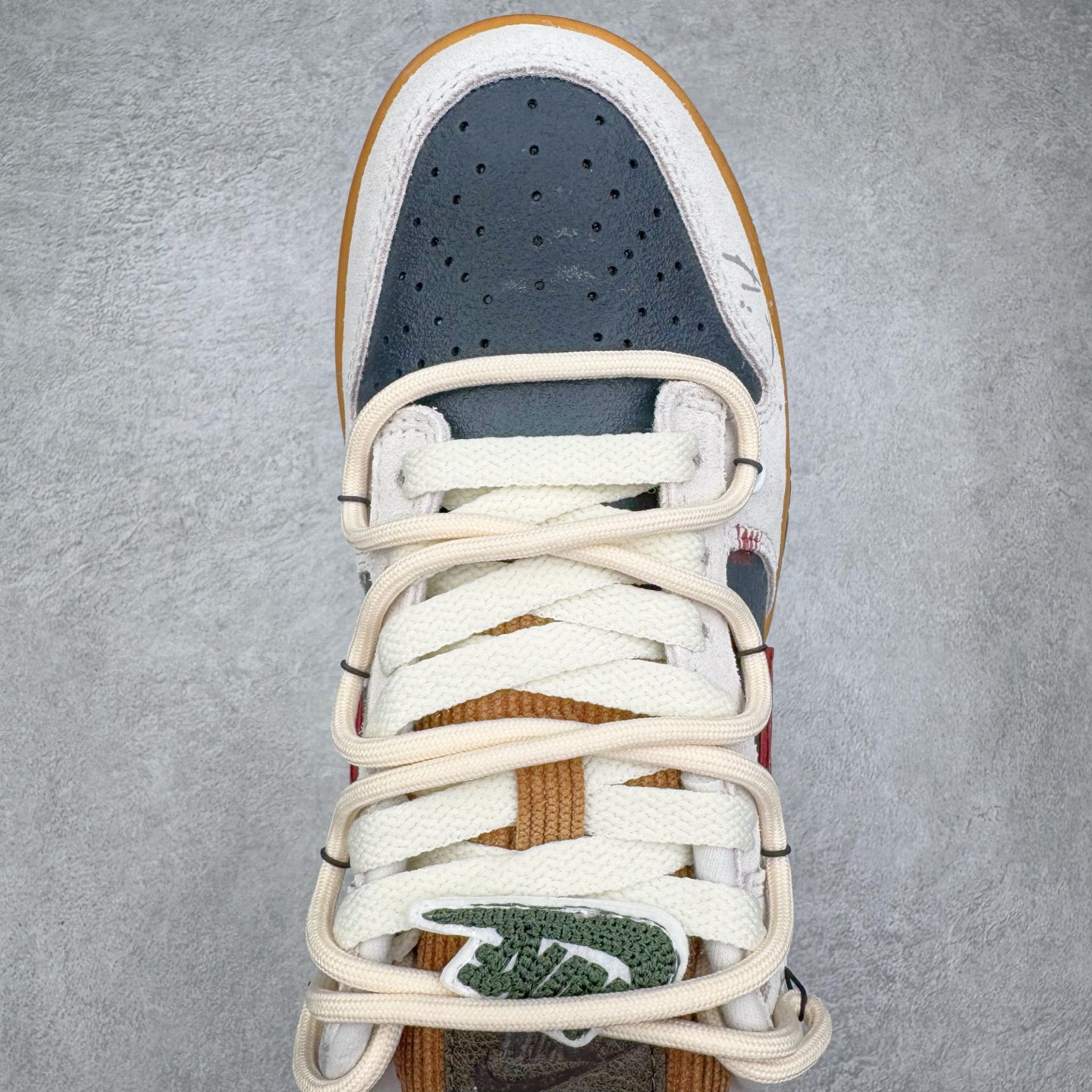 图片[4]-＃YC纯原 NK Dunk Low 豆柴咖啡 HQ3459-212 当咖啡香遇见柴犬萌，把咖啡馆的慵懒与俏皮穿进日常，米白鞋面似绵密奶泡，炭黑点缀如浓缩咖啡的深邃，酒红Swoosh划过鞋侧，宛如拉花时那一笔灵动的嫣红，棕色大底托起整体，如咖啡醇厚底蕴，越品越有味道。定制系列天花板 无原鞋不开发 全系列得物原鞋一比一校对开发 配色持续更新中 终端对接 优势输出 全套原厂楦头原纸板数据档案倾力打造 原汁原味莞产 极致还原 圈内最强针车工艺 高端零售指定版 广东原厂配套原盒原标 鞋盒分三个尺码段 原厂冲刀 超高清洁度 全鞋零毛边皮料切割 采用原厂百宏鞋带以及原厂百宏织唛舌标 内标可供原厂几率过验 进口原装条纹中底布 四线拉帮白色点胶 原厂拉帮手法遵循公司 原厂电绣 极致还原 尺码：36 36.5 37.5 38 38.5 39 40 40.5 41 42 42.5 43 44 44.5 45 46-选品中心