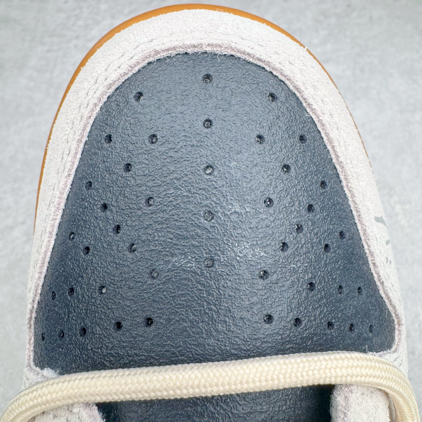 图片[20]-＃YC纯原 NK Dunk Low 豆柴咖啡 HQ3459-212 当咖啡香遇见柴犬萌，把咖啡馆的慵懒与俏皮穿进日常，米白鞋面似绵密奶泡，炭黑点缀如浓缩咖啡的深邃，酒红Swoosh划过鞋侧，宛如拉花时那一笔灵动的嫣红，棕色大底托起整体，如咖啡醇厚底蕴，越品越有味道。定制系列天花板 无原鞋不开发 全系列得物原鞋一比一校对开发 配色持续更新中 终端对接 优势输出 全套原厂楦头原纸板数据档案倾力打造 原汁原味莞产 极致还原 圈内最强针车工艺 高端零售指定版 广东原厂配套原盒原标 鞋盒分三个尺码段 原厂冲刀 超高清洁度 全鞋零毛边皮料切割 采用原厂百宏鞋带以及原厂百宏织唛舌标 内标可供原厂几率过验 进口原装条纹中底布 四线拉帮白色点胶 原厂拉帮手法遵循公司 原厂电绣 极致还原 尺码：36 36.5 37.5 38 38.5 39 40 40.5 41 42 42.5 43 44 44.5 45 46-选品中心