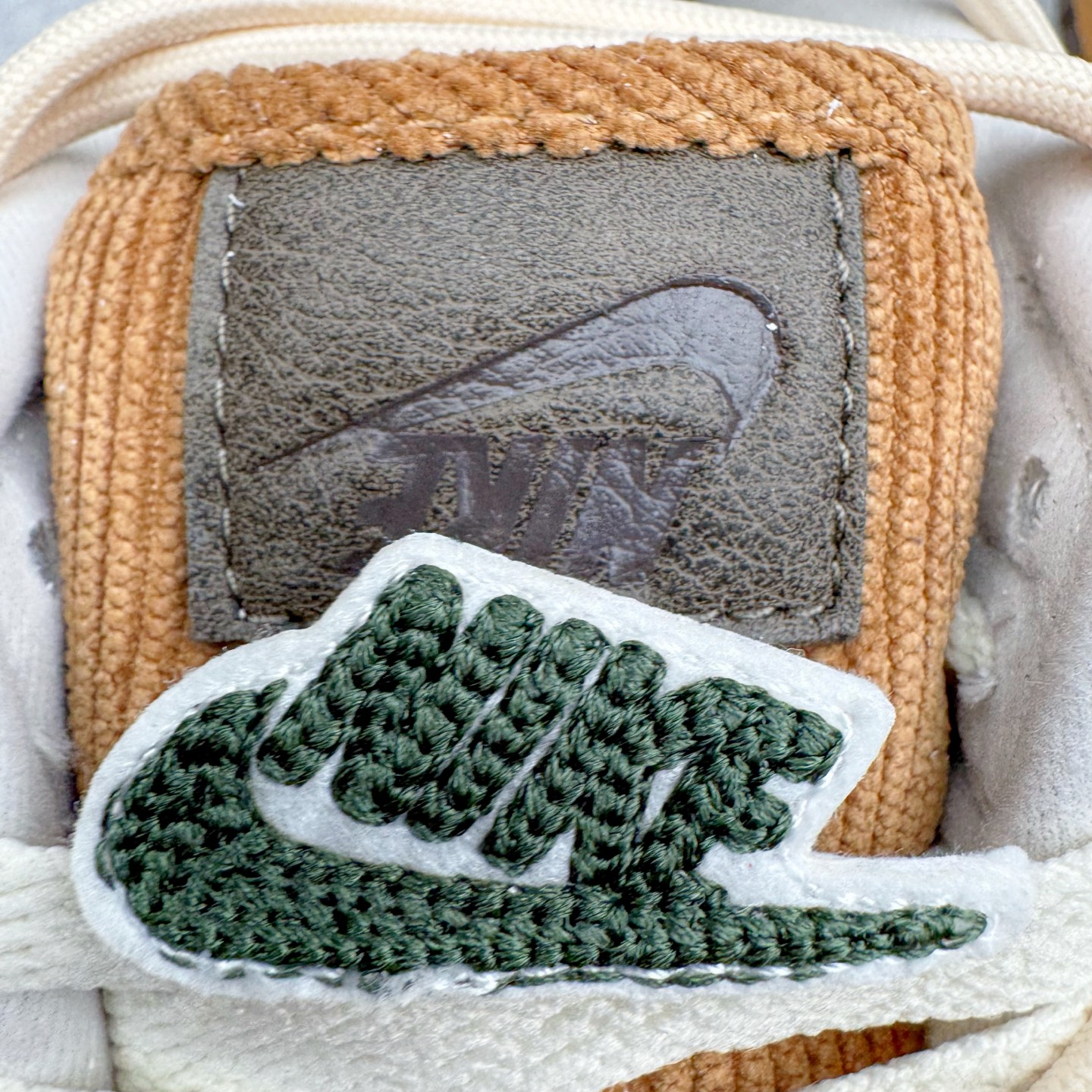 图片[21]-＃YC纯原 NK Dunk Low 豆柴咖啡 HQ3459-212 当咖啡香遇见柴犬萌，把咖啡馆的慵懒与俏皮穿进日常，米白鞋面似绵密奶泡，炭黑点缀如浓缩咖啡的深邃，酒红Swoosh划过鞋侧，宛如拉花时那一笔灵动的嫣红，棕色大底托起整体，如咖啡醇厚底蕴，越品越有味道。定制系列天花板 无原鞋不开发 全系列得物原鞋一比一校对开发 配色持续更新中 终端对接 优势输出 全套原厂楦头原纸板数据档案倾力打造 原汁原味莞产 极致还原 圈内最强针车工艺 高端零售指定版 广东原厂配套原盒原标 鞋盒分三个尺码段 原厂冲刀 超高清洁度 全鞋零毛边皮料切割 采用原厂百宏鞋带以及原厂百宏织唛舌标 内标可供原厂几率过验 进口原装条纹中底布 四线拉帮白色点胶 原厂拉帮手法遵循公司 原厂电绣 极致还原 尺码：36 36.5 37.5 38 38.5 39 40 40.5 41 42 42.5 43 44 44.5 45 46-选品中心