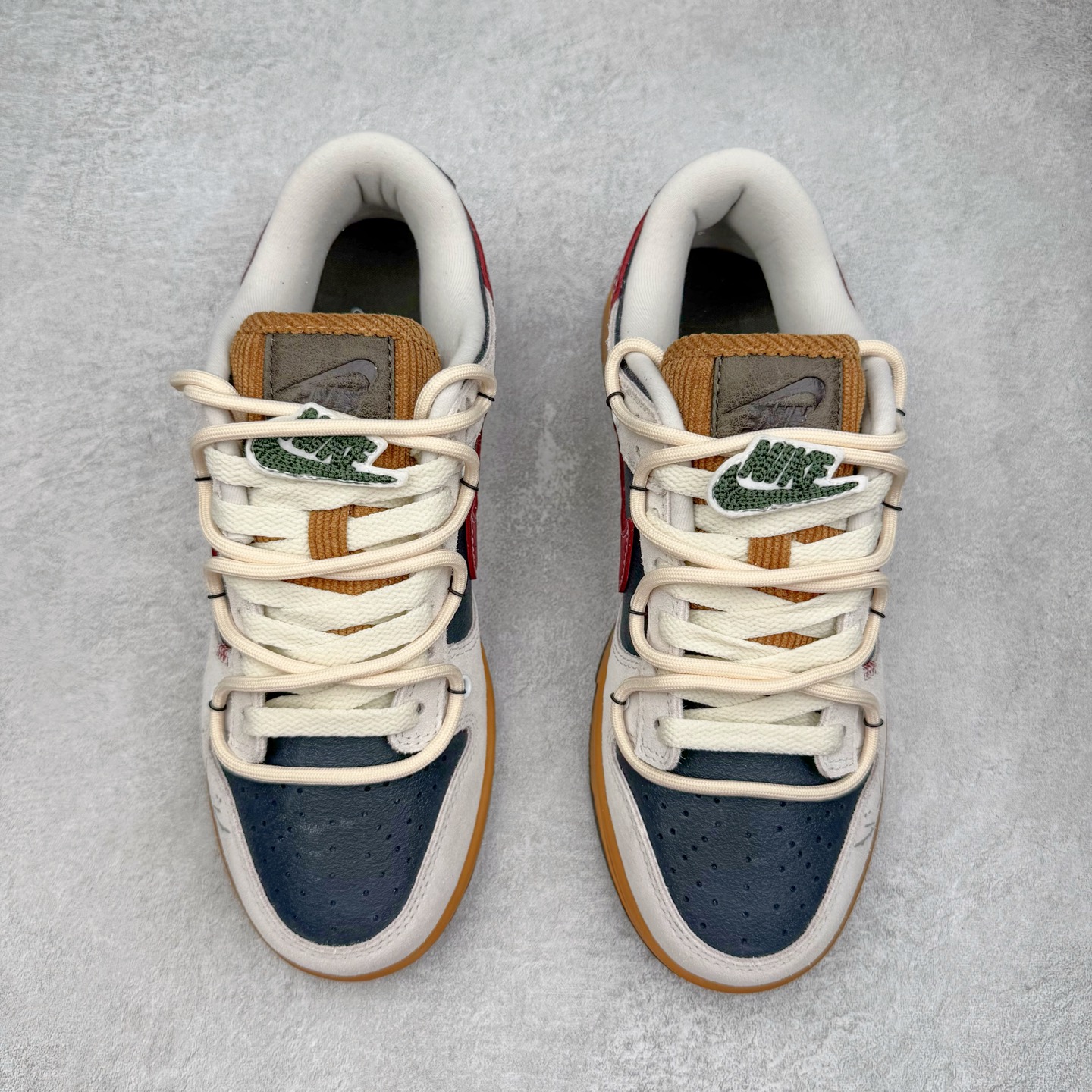 图片[2]-＃YC纯原 NK Dunk Low 豆柴咖啡 HQ3459-212 当咖啡香遇见柴犬萌，把咖啡馆的慵懒与俏皮穿进日常，米白鞋面似绵密奶泡，炭黑点缀如浓缩咖啡的深邃，酒红Swoosh划过鞋侧，宛如拉花时那一笔灵动的嫣红，棕色大底托起整体，如咖啡醇厚底蕴，越品越有味道。定制系列天花板 无原鞋不开发 全系列得物原鞋一比一校对开发 配色持续更新中 终端对接 优势输出 全套原厂楦头原纸板数据档案倾力打造 原汁原味莞产 极致还原 圈内最强针车工艺 高端零售指定版 广东原厂配套原盒原标 鞋盒分三个尺码段 原厂冲刀 超高清洁度 全鞋零毛边皮料切割 采用原厂百宏鞋带以及原厂百宏织唛舌标 内标可供原厂几率过验 进口原装条纹中底布 四线拉帮白色点胶 原厂拉帮手法遵循公司 原厂电绣 极致还原 尺码：36 36.5 37.5 38 38.5 39 40 40.5 41 42 42.5 43 44 44.5 45 46-选品中心