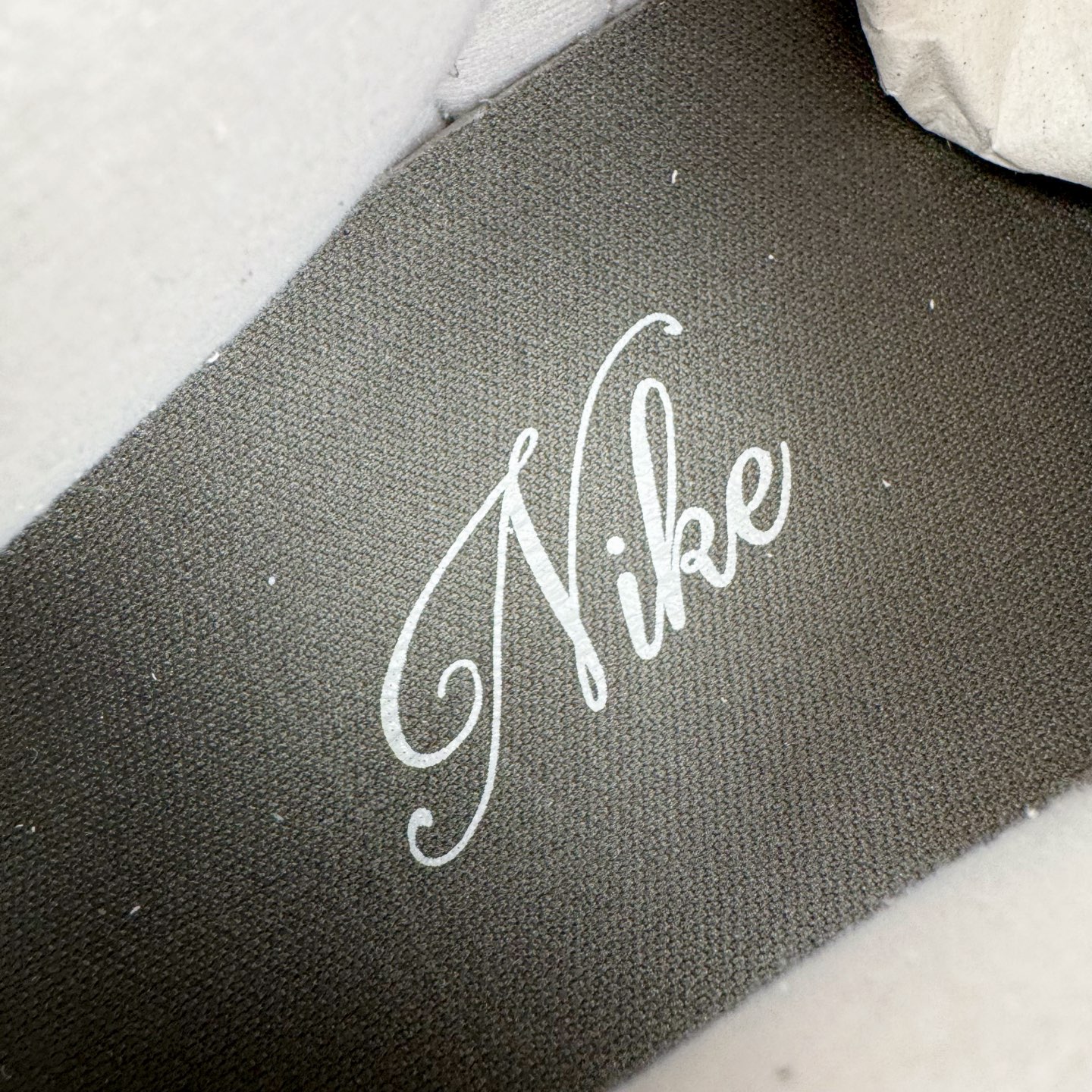 图片[15]-＃YC纯原 NK Dunk Low 豆柴咖啡 HQ3459-212 当咖啡香遇见柴犬萌，把咖啡馆的慵懒与俏皮穿进日常，米白鞋面似绵密奶泡，炭黑点缀如浓缩咖啡的深邃，酒红Swoosh划过鞋侧，宛如拉花时那一笔灵动的嫣红，棕色大底托起整体，如咖啡醇厚底蕴，越品越有味道。定制系列天花板 无原鞋不开发 全系列得物原鞋一比一校对开发 配色持续更新中 终端对接 优势输出 全套原厂楦头原纸板数据档案倾力打造 原汁原味莞产 极致还原 圈内最强针车工艺 高端零售指定版 广东原厂配套原盒原标 鞋盒分三个尺码段 原厂冲刀 超高清洁度 全鞋零毛边皮料切割 采用原厂百宏鞋带以及原厂百宏织唛舌标 内标可供原厂几率过验 进口原装条纹中底布 四线拉帮白色点胶 原厂拉帮手法遵循公司 原厂电绣 极致还原 尺码：36 36.5 37.5 38 38.5 39 40 40.5 41 42 42.5 43 44 44.5 45 46-选品中心