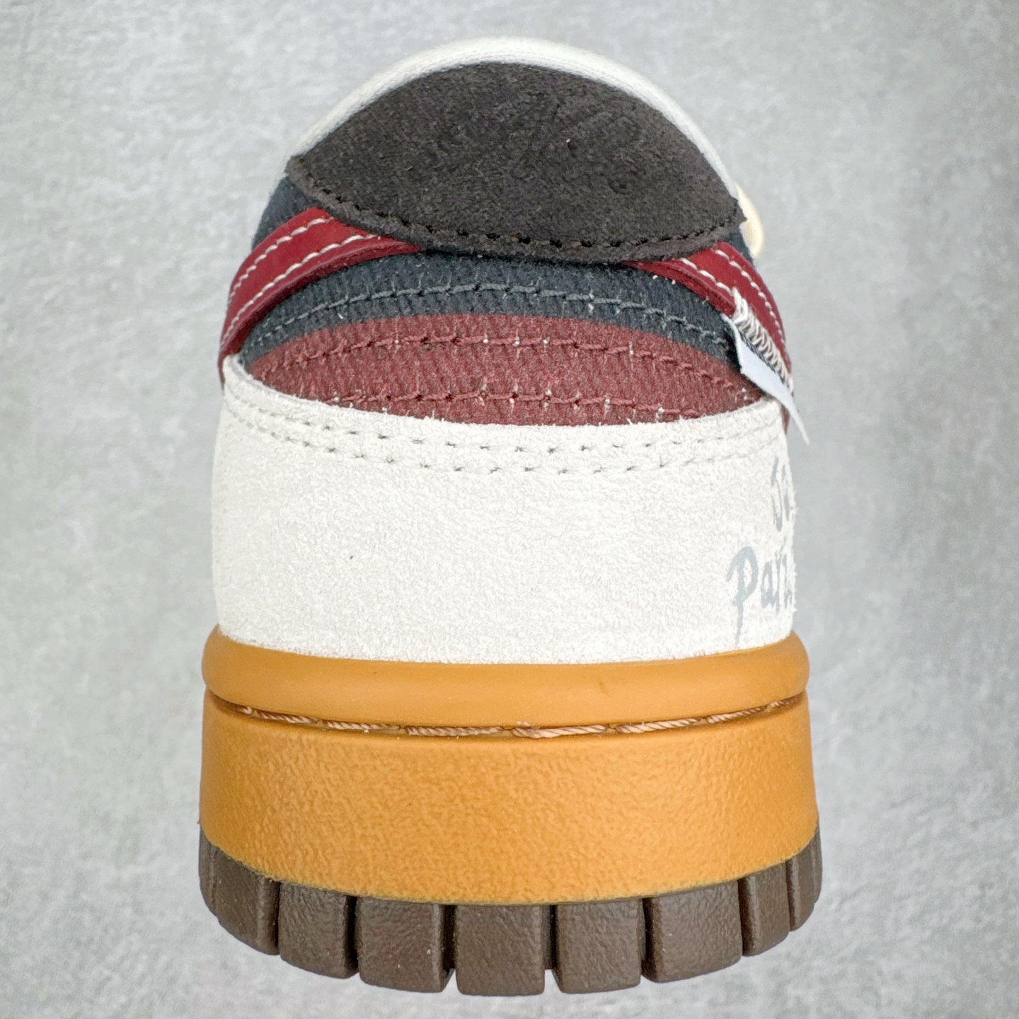 图片[8]-＃YC纯原 NK Dunk Low 豆柴咖啡 HQ3459-212 当咖啡香遇见柴犬萌，把咖啡馆的慵懒与俏皮穿进日常，米白鞋面似绵密奶泡，炭黑点缀如浓缩咖啡的深邃，酒红Swoosh划过鞋侧，宛如拉花时那一笔灵动的嫣红，棕色大底托起整体，如咖啡醇厚底蕴，越品越有味道。定制系列天花板 无原鞋不开发 全系列得物原鞋一比一校对开发 配色持续更新中 终端对接 优势输出 全套原厂楦头原纸板数据档案倾力打造 原汁原味莞产 极致还原 圈内最强针车工艺 高端零售指定版 广东原厂配套原盒原标 鞋盒分三个尺码段 原厂冲刀 超高清洁度 全鞋零毛边皮料切割 采用原厂百宏鞋带以及原厂百宏织唛舌标 内标可供原厂几率过验 进口原装条纹中底布 四线拉帮白色点胶 原厂拉帮手法遵循公司 原厂电绣 极致还原 尺码：36 36.5 37.5 38 38.5 39 40 40.5 41 42 42.5 43 44 44.5 45 46-选品中心