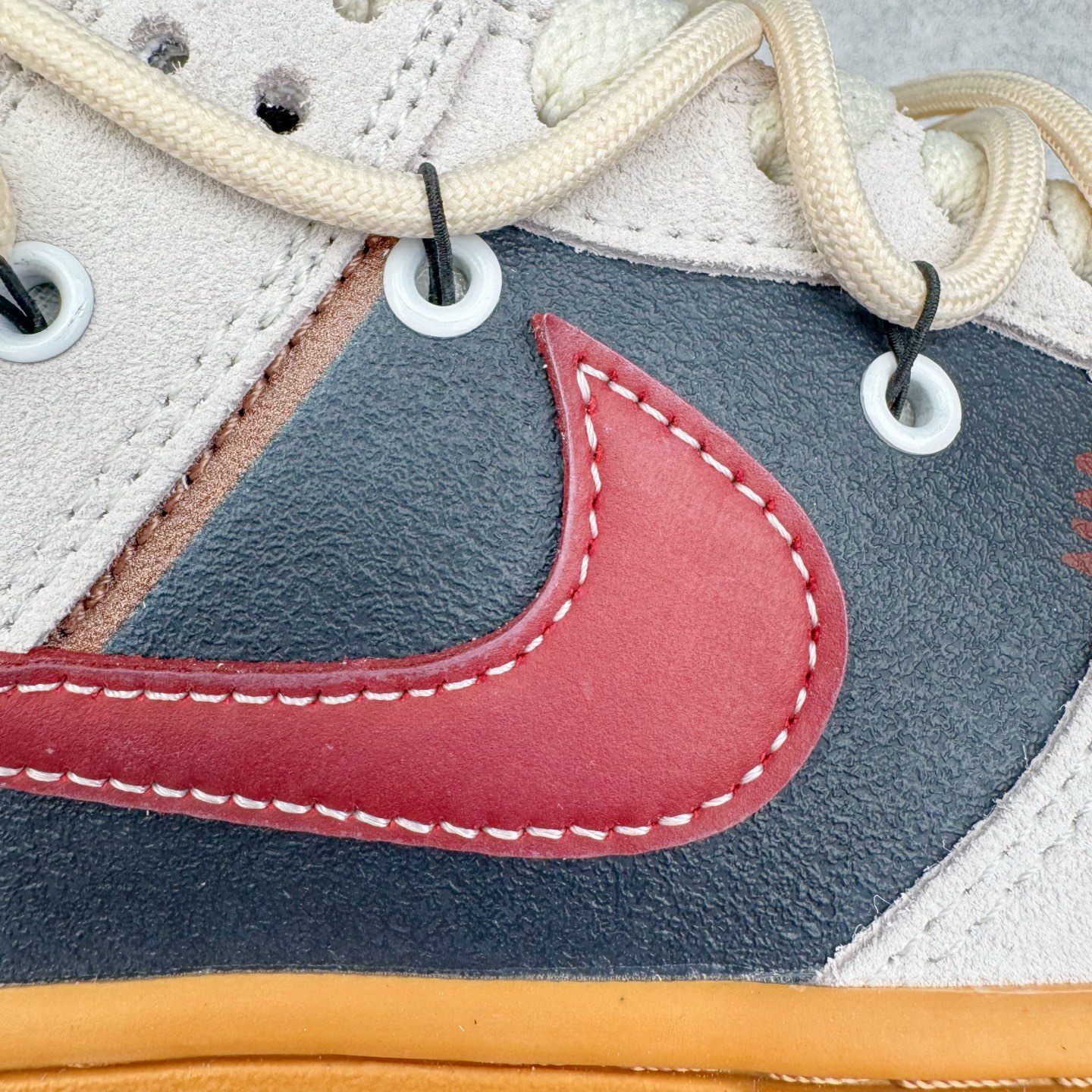 图片[18]-＃YC纯原 NK Dunk Low 豆柴咖啡 HQ3459-212 当咖啡香遇见柴犬萌，把咖啡馆的慵懒与俏皮穿进日常，米白鞋面似绵密奶泡，炭黑点缀如浓缩咖啡的深邃，酒红Swoosh划过鞋侧，宛如拉花时那一笔灵动的嫣红，棕色大底托起整体，如咖啡醇厚底蕴，越品越有味道。定制系列天花板 无原鞋不开发 全系列得物原鞋一比一校对开发 配色持续更新中 终端对接 优势输出 全套原厂楦头原纸板数据档案倾力打造 原汁原味莞产 极致还原 圈内最强针车工艺 高端零售指定版 广东原厂配套原盒原标 鞋盒分三个尺码段 原厂冲刀 超高清洁度 全鞋零毛边皮料切割 采用原厂百宏鞋带以及原厂百宏织唛舌标 内标可供原厂几率过验 进口原装条纹中底布 四线拉帮白色点胶 原厂拉帮手法遵循公司 原厂电绣 极致还原 尺码：36 36.5 37.5 38 38.5 39 40 40.5 41 42 42.5 43 44 44.5 45 46-选品中心