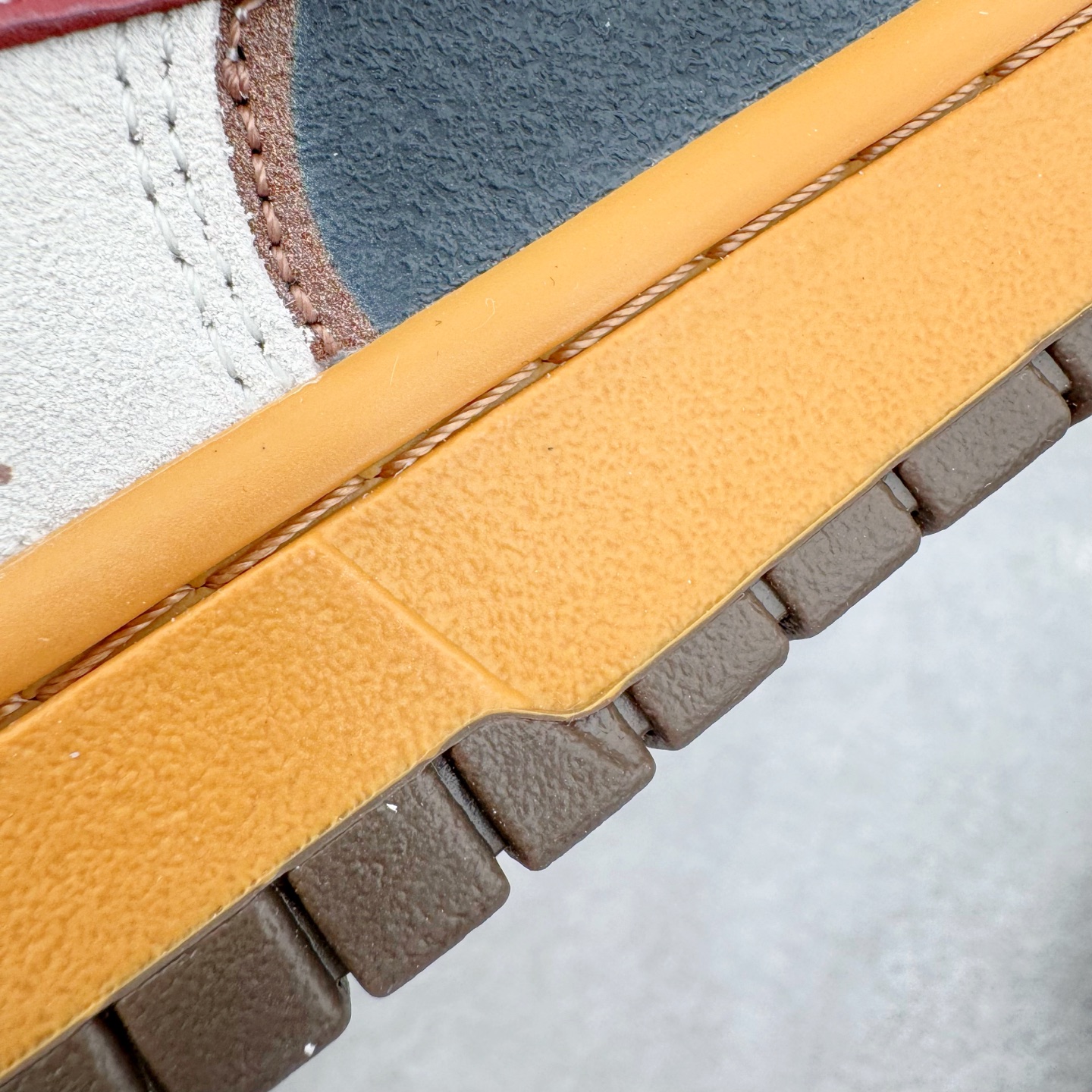 图片[11]-＃YC纯原 NK Dunk Low 豆柴咖啡 HQ3459-212 当咖啡香遇见柴犬萌，把咖啡馆的慵懒与俏皮穿进日常，米白鞋面似绵密奶泡，炭黑点缀如浓缩咖啡的深邃，酒红Swoosh划过鞋侧，宛如拉花时那一笔灵动的嫣红，棕色大底托起整体，如咖啡醇厚底蕴，越品越有味道。定制系列天花板 无原鞋不开发 全系列得物原鞋一比一校对开发 配色持续更新中 终端对接 优势输出 全套原厂楦头原纸板数据档案倾力打造 原汁原味莞产 极致还原 圈内最强针车工艺 高端零售指定版 广东原厂配套原盒原标 鞋盒分三个尺码段 原厂冲刀 超高清洁度 全鞋零毛边皮料切割 采用原厂百宏鞋带以及原厂百宏织唛舌标 内标可供原厂几率过验 进口原装条纹中底布 四线拉帮白色点胶 原厂拉帮手法遵循公司 原厂电绣 极致还原 尺码：36 36.5 37.5 38 38.5 39 40 40.5 41 42 42.5 43 44 44.5 45 46-选品中心