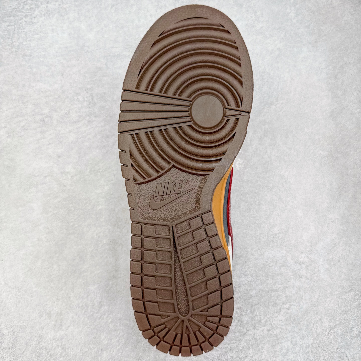 图片[9]-＃YC纯原 NK Dunk Low 豆柴咖啡 HQ3459-212 当咖啡香遇见柴犬萌，把咖啡馆的慵懒与俏皮穿进日常，米白鞋面似绵密奶泡，炭黑点缀如浓缩咖啡的深邃，酒红Swoosh划过鞋侧，宛如拉花时那一笔灵动的嫣红，棕色大底托起整体，如咖啡醇厚底蕴，越品越有味道。定制系列天花板 无原鞋不开发 全系列得物原鞋一比一校对开发 配色持续更新中 终端对接 优势输出 全套原厂楦头原纸板数据档案倾力打造 原汁原味莞产 极致还原 圈内最强针车工艺 高端零售指定版 广东原厂配套原盒原标 鞋盒分三个尺码段 原厂冲刀 超高清洁度 全鞋零毛边皮料切割 采用原厂百宏鞋带以及原厂百宏织唛舌标 内标可供原厂几率过验 进口原装条纹中底布 四线拉帮白色点胶 原厂拉帮手法遵循公司 原厂电绣 极致还原 尺码：36 36.5 37.5 38 38.5 39 40 40.5 41 42 42.5 43 44 44.5 45 46-选品中心