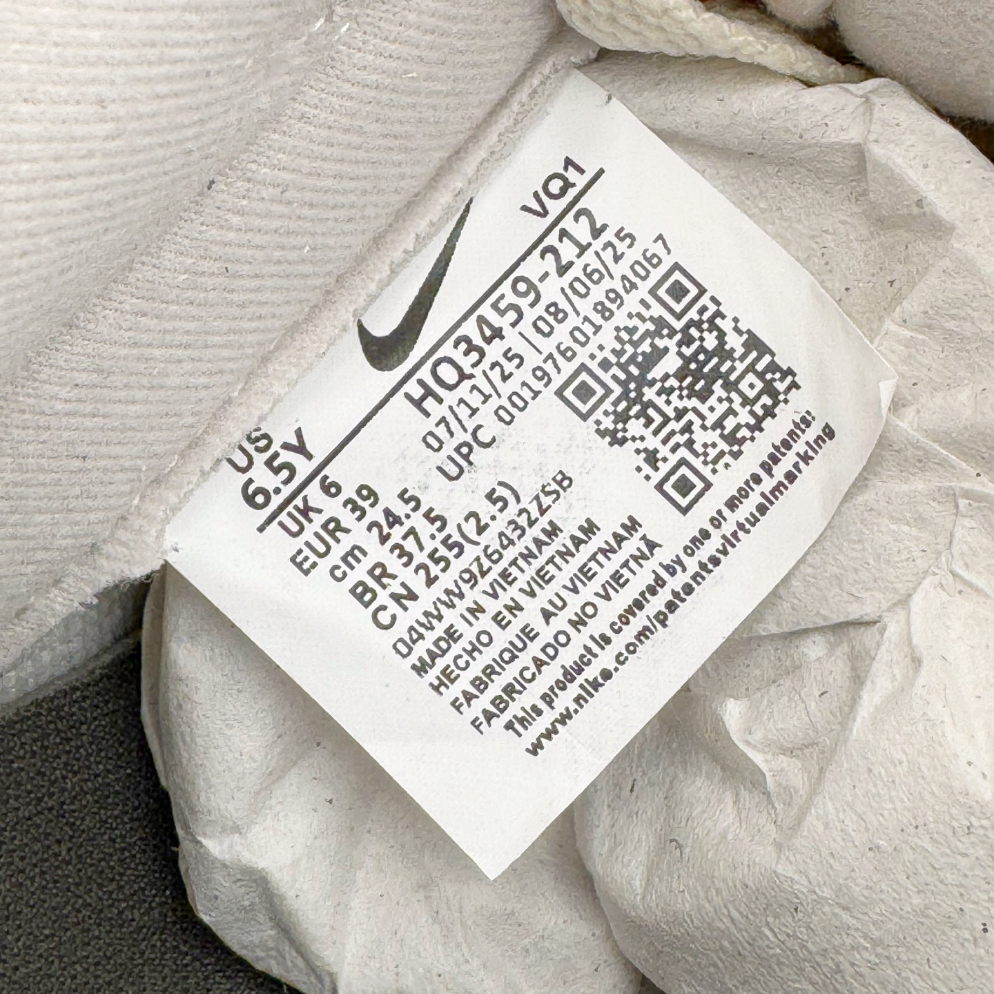 图片[14]-＃YC纯原 NK Dunk Low 豆柴咖啡 HQ3459-212 当咖啡香遇见柴犬萌，把咖啡馆的慵懒与俏皮穿进日常，米白鞋面似绵密奶泡，炭黑点缀如浓缩咖啡的深邃，酒红Swoosh划过鞋侧，宛如拉花时那一笔灵动的嫣红，棕色大底托起整体，如咖啡醇厚底蕴，越品越有味道。定制系列天花板 无原鞋不开发 全系列得物原鞋一比一校对开发 配色持续更新中 终端对接 优势输出 全套原厂楦头原纸板数据档案倾力打造 原汁原味莞产 极致还原 圈内最强针车工艺 高端零售指定版 广东原厂配套原盒原标 鞋盒分三个尺码段 原厂冲刀 超高清洁度 全鞋零毛边皮料切割 采用原厂百宏鞋带以及原厂百宏织唛舌标 内标可供原厂几率过验 进口原装条纹中底布 四线拉帮白色点胶 原厂拉帮手法遵循公司 原厂电绣 极致还原 尺码：36 36.5 37.5 38 38.5 39 40 40.5 41 42 42.5 43 44 44.5 45 46-选品中心