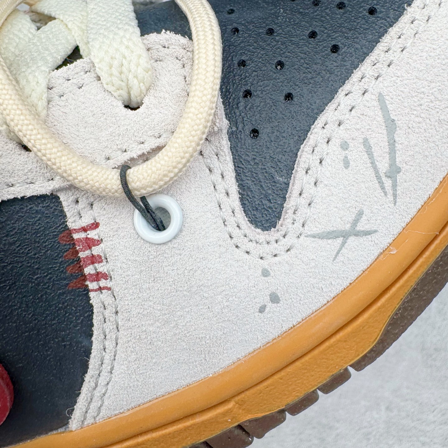 图片[19]-＃YC纯原 NK Dunk Low 豆柴咖啡 HQ3459-212 当咖啡香遇见柴犬萌，把咖啡馆的慵懒与俏皮穿进日常，米白鞋面似绵密奶泡，炭黑点缀如浓缩咖啡的深邃，酒红Swoosh划过鞋侧，宛如拉花时那一笔灵动的嫣红，棕色大底托起整体，如咖啡醇厚底蕴，越品越有味道。定制系列天花板 无原鞋不开发 全系列得物原鞋一比一校对开发 配色持续更新中 终端对接 优势输出 全套原厂楦头原纸板数据档案倾力打造 原汁原味莞产 极致还原 圈内最强针车工艺 高端零售指定版 广东原厂配套原盒原标 鞋盒分三个尺码段 原厂冲刀 超高清洁度 全鞋零毛边皮料切割 采用原厂百宏鞋带以及原厂百宏织唛舌标 内标可供原厂几率过验 进口原装条纹中底布 四线拉帮白色点胶 原厂拉帮手法遵循公司 原厂电绣 极致还原 尺码：36 36.5 37.5 38 38.5 39 40 40.5 41 42 42.5 43 44 44.5 45 46-选品中心