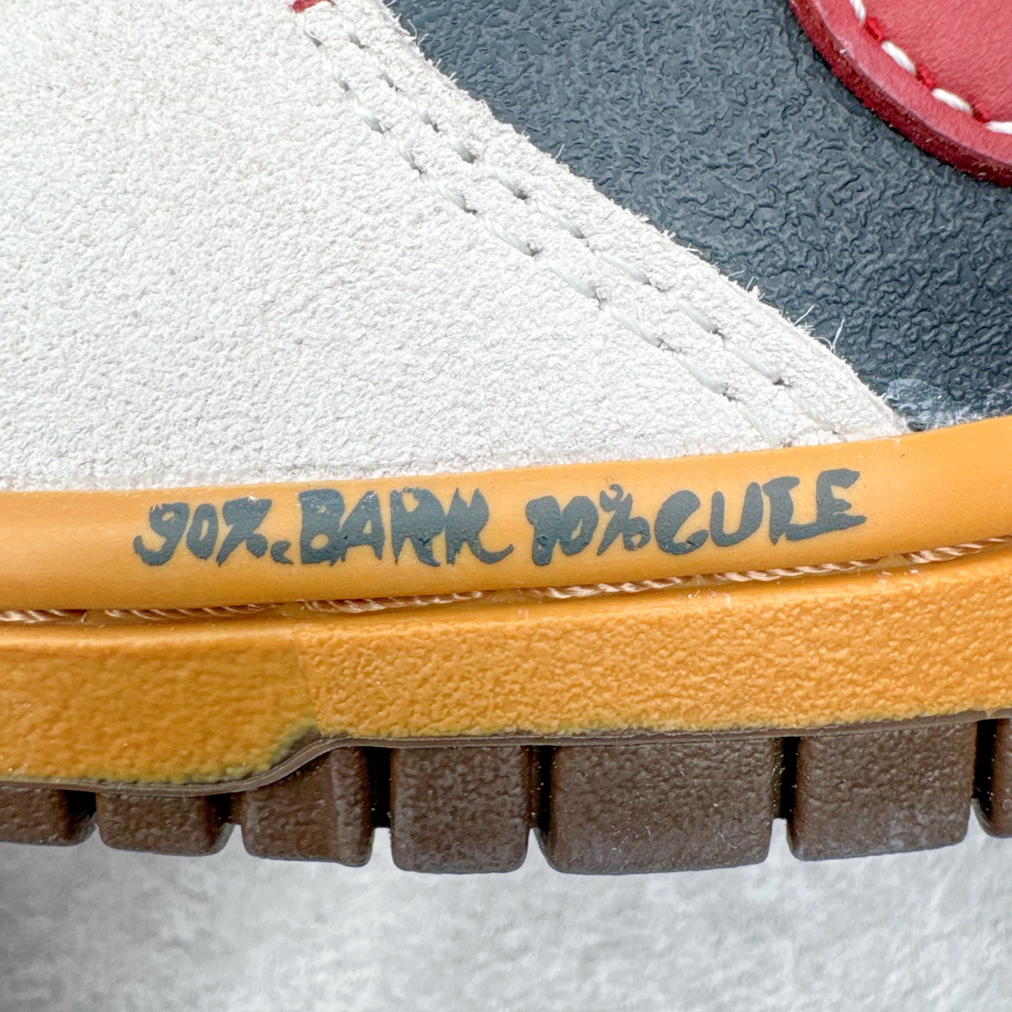 图片[10]-＃YC纯原 NK Dunk Low 豆柴咖啡 HQ3459-212 当咖啡香遇见柴犬萌，把咖啡馆的慵懒与俏皮穿进日常，米白鞋面似绵密奶泡，炭黑点缀如浓缩咖啡的深邃，酒红Swoosh划过鞋侧，宛如拉花时那一笔灵动的嫣红，棕色大底托起整体，如咖啡醇厚底蕴，越品越有味道。定制系列天花板 无原鞋不开发 全系列得物原鞋一比一校对开发 配色持续更新中 终端对接 优势输出 全套原厂楦头原纸板数据档案倾力打造 原汁原味莞产 极致还原 圈内最强针车工艺 高端零售指定版 广东原厂配套原盒原标 鞋盒分三个尺码段 原厂冲刀 超高清洁度 全鞋零毛边皮料切割 采用原厂百宏鞋带以及原厂百宏织唛舌标 内标可供原厂几率过验 进口原装条纹中底布 四线拉帮白色点胶 原厂拉帮手法遵循公司 原厂电绣 极致还原 尺码：36 36.5 37.5 38 38.5 39 40 40.5 41 42 42.5 43 44 44.5 45 46-选品中心