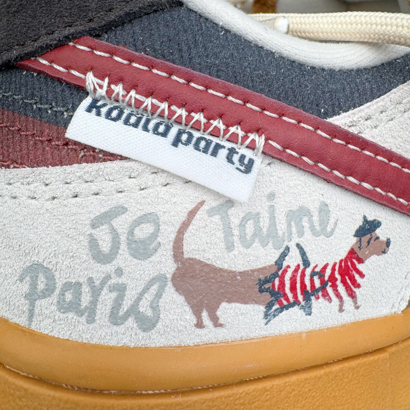 图片[17]-＃YC纯原 NK Dunk Low 豆柴咖啡 HQ3459-212 当咖啡香遇见柴犬萌，把咖啡馆的慵懒与俏皮穿进日常，米白鞋面似绵密奶泡，炭黑点缀如浓缩咖啡的深邃，酒红Swoosh划过鞋侧，宛如拉花时那一笔灵动的嫣红，棕色大底托起整体，如咖啡醇厚底蕴，越品越有味道。定制系列天花板 无原鞋不开发 全系列得物原鞋一比一校对开发 配色持续更新中 终端对接 优势输出 全套原厂楦头原纸板数据档案倾力打造 原汁原味莞产 极致还原 圈内最强针车工艺 高端零售指定版 广东原厂配套原盒原标 鞋盒分三个尺码段 原厂冲刀 超高清洁度 全鞋零毛边皮料切割 采用原厂百宏鞋带以及原厂百宏织唛舌标 内标可供原厂几率过验 进口原装条纹中底布 四线拉帮白色点胶 原厂拉帮手法遵循公司 原厂电绣 极致还原 尺码：36 36.5 37.5 38 38.5 39 40 40.5 41 42 42.5 43 44 44.5 45 46-选品中心