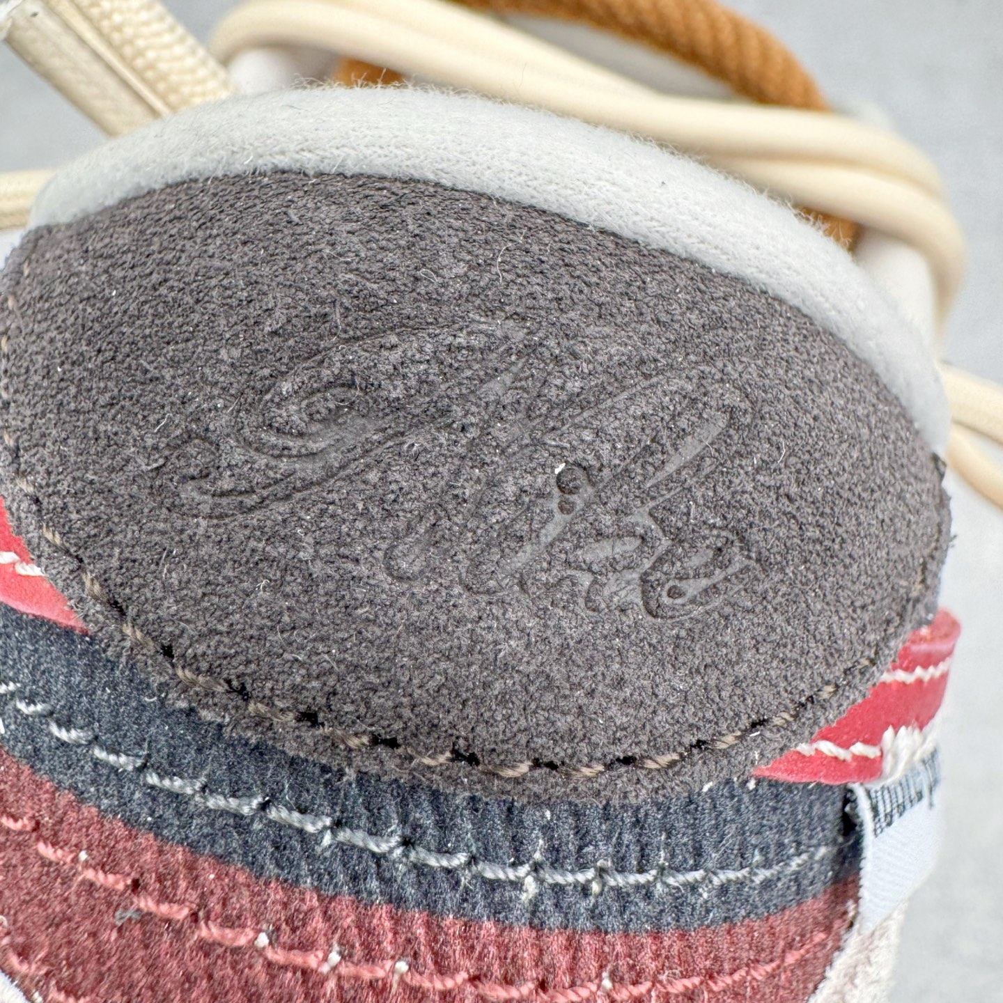 图片[16]-＃YC纯原 NK Dunk Low 豆柴咖啡 HQ3459-212 当咖啡香遇见柴犬萌，把咖啡馆的慵懒与俏皮穿进日常，米白鞋面似绵密奶泡，炭黑点缀如浓缩咖啡的深邃，酒红Swoosh划过鞋侧，宛如拉花时那一笔灵动的嫣红，棕色大底托起整体，如咖啡醇厚底蕴，越品越有味道。定制系列天花板 无原鞋不开发 全系列得物原鞋一比一校对开发 配色持续更新中 终端对接 优势输出 全套原厂楦头原纸板数据档案倾力打造 原汁原味莞产 极致还原 圈内最强针车工艺 高端零售指定版 广东原厂配套原盒原标 鞋盒分三个尺码段 原厂冲刀 超高清洁度 全鞋零毛边皮料切割 采用原厂百宏鞋带以及原厂百宏织唛舌标 内标可供原厂几率过验 进口原装条纹中底布 四线拉帮白色点胶 原厂拉帮手法遵循公司 原厂电绣 极致还原 尺码：36 36.5 37.5 38 38.5 39 40 40.5 41 42 42.5 43 44 44.5 45 46-选品中心