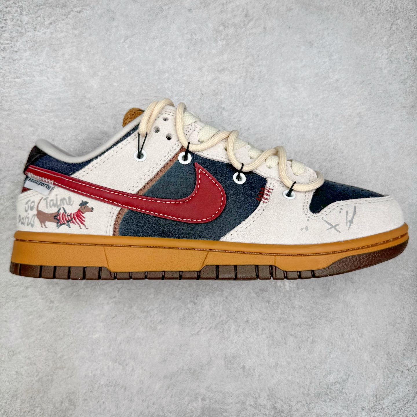 ＃YC纯原 NK Dunk Low 豆柴咖啡 HQ3459-212 当咖啡香遇见柴犬萌，把咖啡馆的慵懒与俏皮穿进日常，米白鞋面似绵密奶泡，炭黑点缀如浓缩咖啡的深邃，酒红Swoosh划过鞋侧，宛如拉花时那一笔灵动的嫣红，棕色大底托起整体，如咖啡醇厚底蕴，越品越有味道。定制系列天花板 无原鞋不开发 全系列得物原鞋一比一校对开发 配色持续更新中 终端对接 优势输出 全套原厂楦头原纸板数据档案倾力打造 原汁原味莞产 极致还原 圈内最强针车工艺 高端零售指定版 广东原厂配套原盒原标 鞋盒分三个尺码段 原厂冲刀 超高清洁度 全鞋零毛边皮料切割 采用原厂百宏鞋带以及原厂百宏织唛舌标 内标可供原厂几率过验 进口原装条纹中底布 四线拉帮白色点胶 原厂拉帮手法遵循公司 原厂电绣 极致还原 尺码：36 36.5 37.5 38 38.5 39 40 40.5 41 42 42.5 43 44 44.5 45 46-选品中心