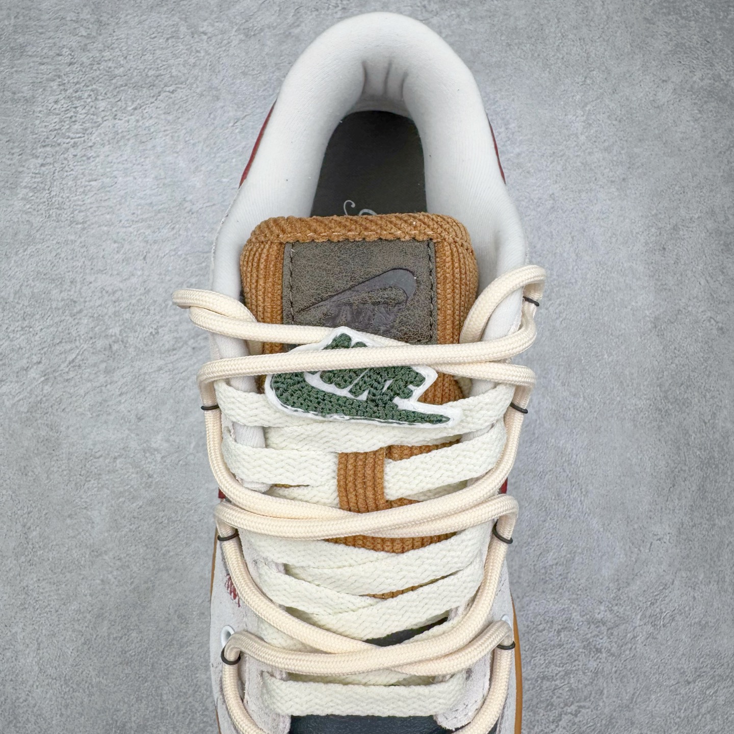 图片[5]-＃YC纯原 NK Dunk Low 豆柴咖啡 HQ3459-212 当咖啡香遇见柴犬萌，把咖啡馆的慵懒与俏皮穿进日常，米白鞋面似绵密奶泡，炭黑点缀如浓缩咖啡的深邃，酒红Swoosh划过鞋侧，宛如拉花时那一笔灵动的嫣红，棕色大底托起整体，如咖啡醇厚底蕴，越品越有味道。定制系列天花板 无原鞋不开发 全系列得物原鞋一比一校对开发 配色持续更新中 终端对接 优势输出 全套原厂楦头原纸板数据档案倾力打造 原汁原味莞产 极致还原 圈内最强针车工艺 高端零售指定版 广东原厂配套原盒原标 鞋盒分三个尺码段 原厂冲刀 超高清洁度 全鞋零毛边皮料切割 采用原厂百宏鞋带以及原厂百宏织唛舌标 内标可供原厂几率过验 进口原装条纹中底布 四线拉帮白色点胶 原厂拉帮手法遵循公司 原厂电绣 极致还原 尺码：36 36.5 37.5 38 38.5 39 40 40.5 41 42 42.5 43 44 44.5 45 46-选品中心