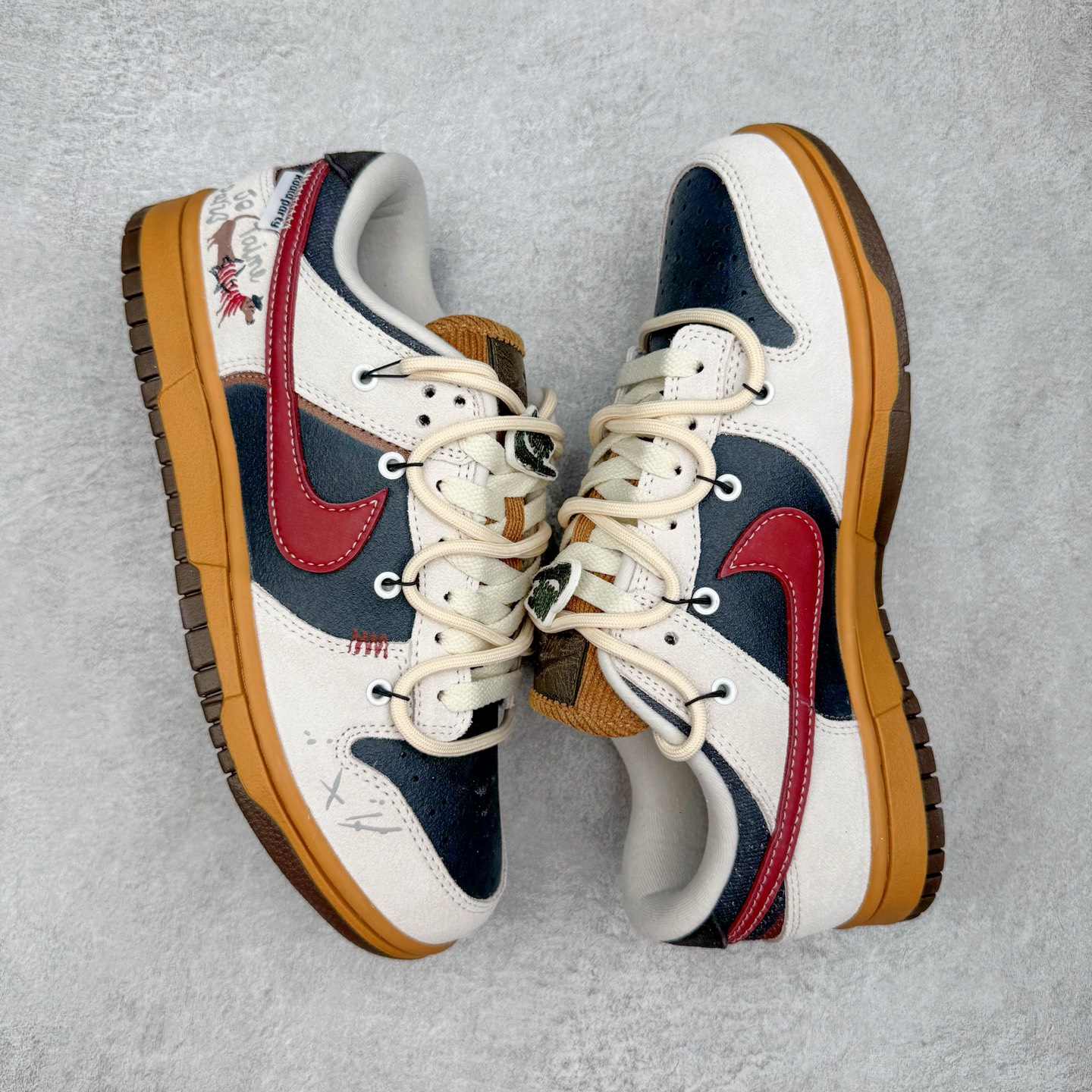 图片[3]-＃YC纯原 NK Dunk Low 豆柴咖啡 HQ3459-212 当咖啡香遇见柴犬萌，把咖啡馆的慵懒与俏皮穿进日常，米白鞋面似绵密奶泡，炭黑点缀如浓缩咖啡的深邃，酒红Swoosh划过鞋侧，宛如拉花时那一笔灵动的嫣红，棕色大底托起整体，如咖啡醇厚底蕴，越品越有味道。定制系列天花板 无原鞋不开发 全系列得物原鞋一比一校对开发 配色持续更新中 终端对接 优势输出 全套原厂楦头原纸板数据档案倾力打造 原汁原味莞产 极致还原 圈内最强针车工艺 高端零售指定版 广东原厂配套原盒原标 鞋盒分三个尺码段 原厂冲刀 超高清洁度 全鞋零毛边皮料切割 采用原厂百宏鞋带以及原厂百宏织唛舌标 内标可供原厂几率过验 进口原装条纹中底布 四线拉帮白色点胶 原厂拉帮手法遵循公司 原厂电绣 极致还原 尺码：36 36.5 37.5 38 38.5 39 40 40.5 41 42 42.5 43 44 44.5 45 46-选品中心