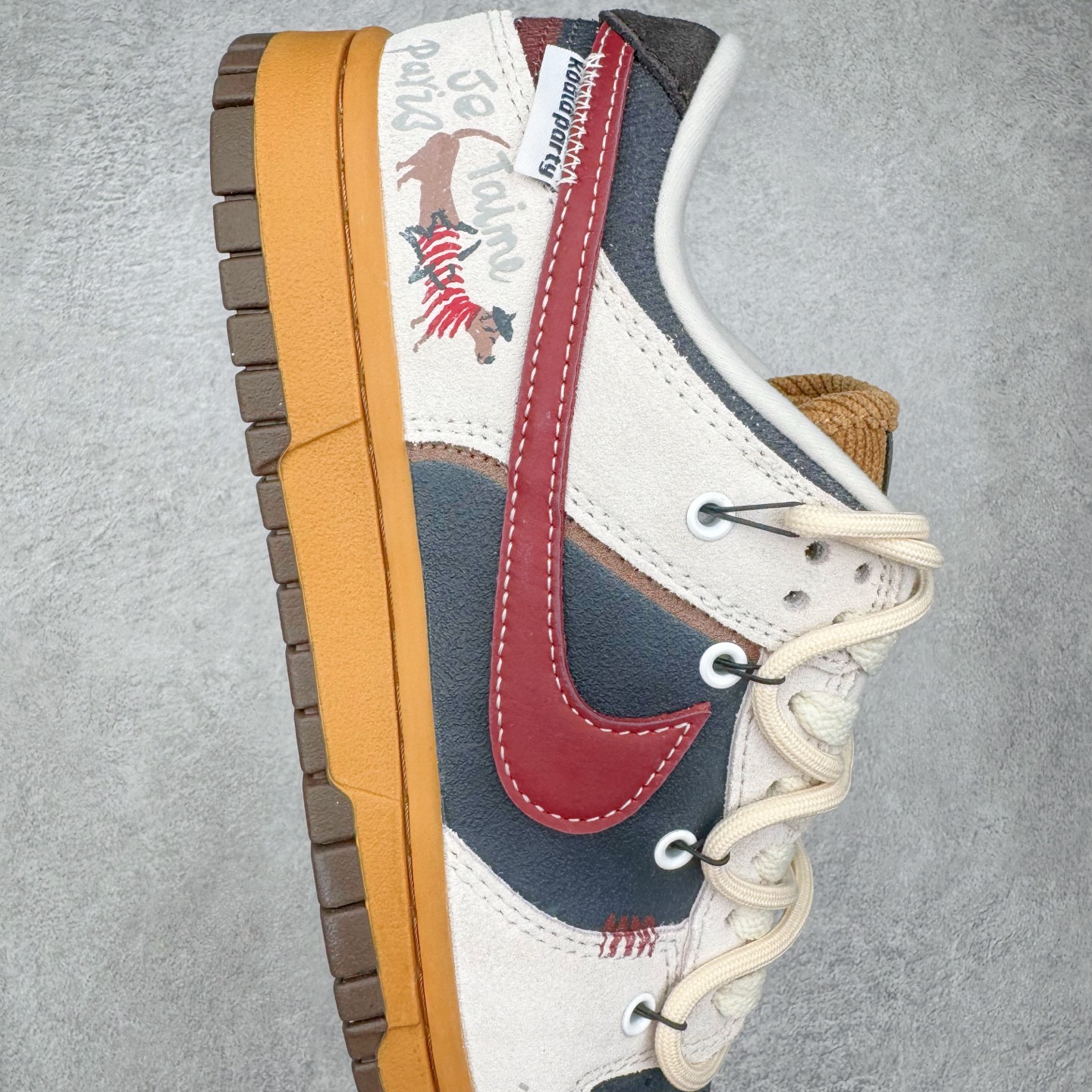 图片[6]-＃YC纯原 NK Dunk Low 豆柴咖啡 HQ3459-212 当咖啡香遇见柴犬萌，把咖啡馆的慵懒与俏皮穿进日常，米白鞋面似绵密奶泡，炭黑点缀如浓缩咖啡的深邃，酒红Swoosh划过鞋侧，宛如拉花时那一笔灵动的嫣红，棕色大底托起整体，如咖啡醇厚底蕴，越品越有味道。定制系列天花板 无原鞋不开发 全系列得物原鞋一比一校对开发 配色持续更新中 终端对接 优势输出 全套原厂楦头原纸板数据档案倾力打造 原汁原味莞产 极致还原 圈内最强针车工艺 高端零售指定版 广东原厂配套原盒原标 鞋盒分三个尺码段 原厂冲刀 超高清洁度 全鞋零毛边皮料切割 采用原厂百宏鞋带以及原厂百宏织唛舌标 内标可供原厂几率过验 进口原装条纹中底布 四线拉帮白色点胶 原厂拉帮手法遵循公司 原厂电绣 极致还原 尺码：36 36.5 37.5 38 38.5 39 40 40.5 41 42 42.5 43 44 44.5 45 46-选品中心