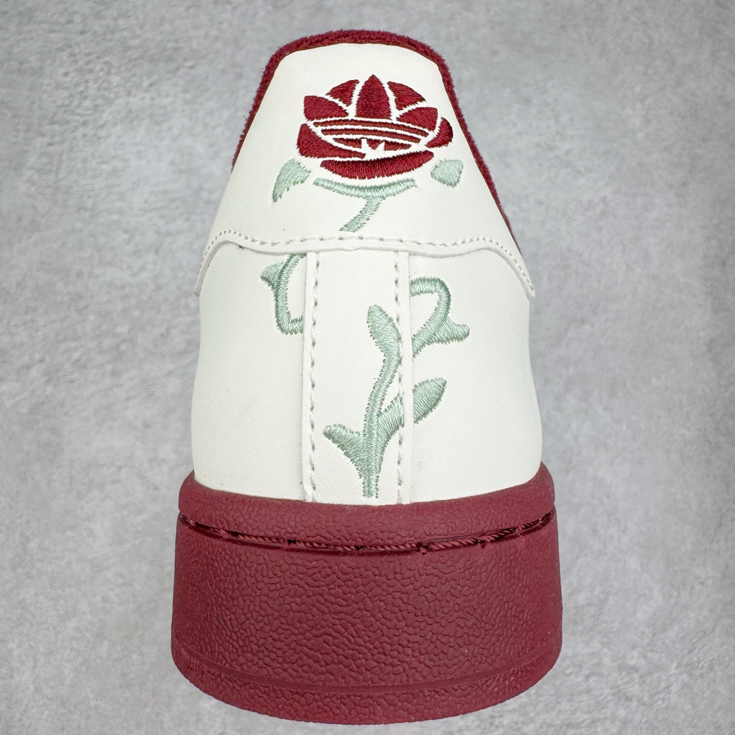 图片[8]-＃XP纯原套现福利 AD Originals Superstar 经典复古贝壳头板鞋 KJ6981 诞生于1969年 是第一双将全皮面鞋 身与橡胶鞋头结合在一起的低帮篮球鞋 Superstar最开始 是作为高帮篮球鞋Pro Model的低帮版本而出现的 但因为其独特和醒目的橡胶鞋头造型而让大家熟知 被大家形象地称为\\\”shelltoe\\\”贝壳头 在70年代的美国职业篮球场上 接近3/4的NBA球员都将这双Superstar作为场上用鞋 80年代之后 经过不断的改良和发展 Superstar逐渐成为横跨时装、音乐、街头文化、休闲和运动等各大领域的时尚潮鞋 尺码：36 36.5 37 38 38.5 39 40 40.5 41 42 42.5 43 44 44.5 45-选品中心