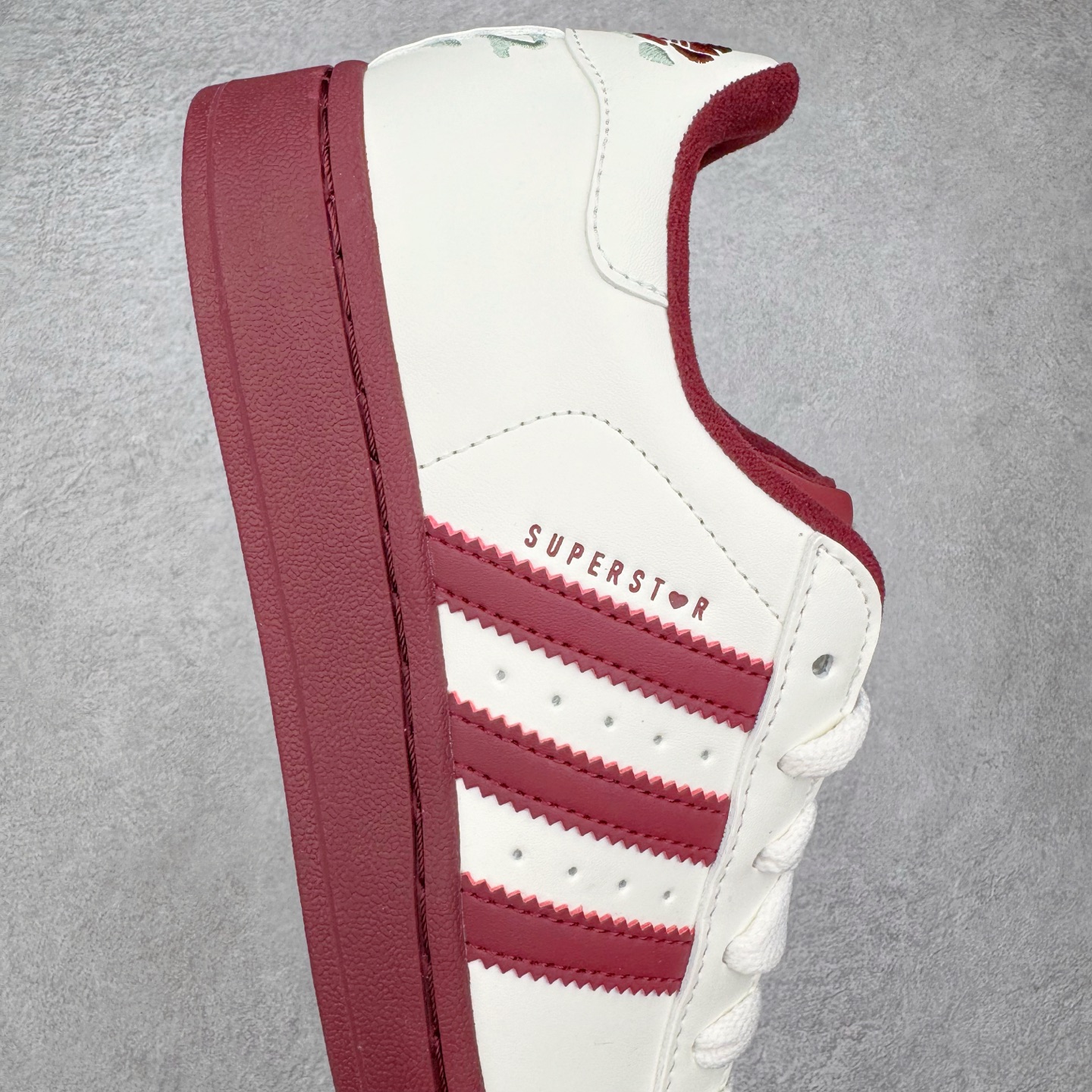 图片[6]-＃XP纯原套现福利 AD Originals Superstar 经典复古贝壳头板鞋 KJ6981 诞生于1969年 是第一双将全皮面鞋 身与橡胶鞋头结合在一起的低帮篮球鞋 Superstar最开始 是作为高帮篮球鞋Pro Model的低帮版本而出现的 但因为其独特和醒目的橡胶鞋头造型而让大家熟知 被大家形象地称为\\\”shelltoe\\\”贝壳头 在70年代的美国职业篮球场上 接近3/4的NBA球员都将这双Superstar作为场上用鞋 80年代之后 经过不断的改良和发展 Superstar逐渐成为横跨时装、音乐、街头文化、休闲和运动等各大领域的时尚潮鞋 尺码：36 36.5 37 38 38.5 39 40 40.5 41 42 42.5 43 44 44.5 45-选品中心