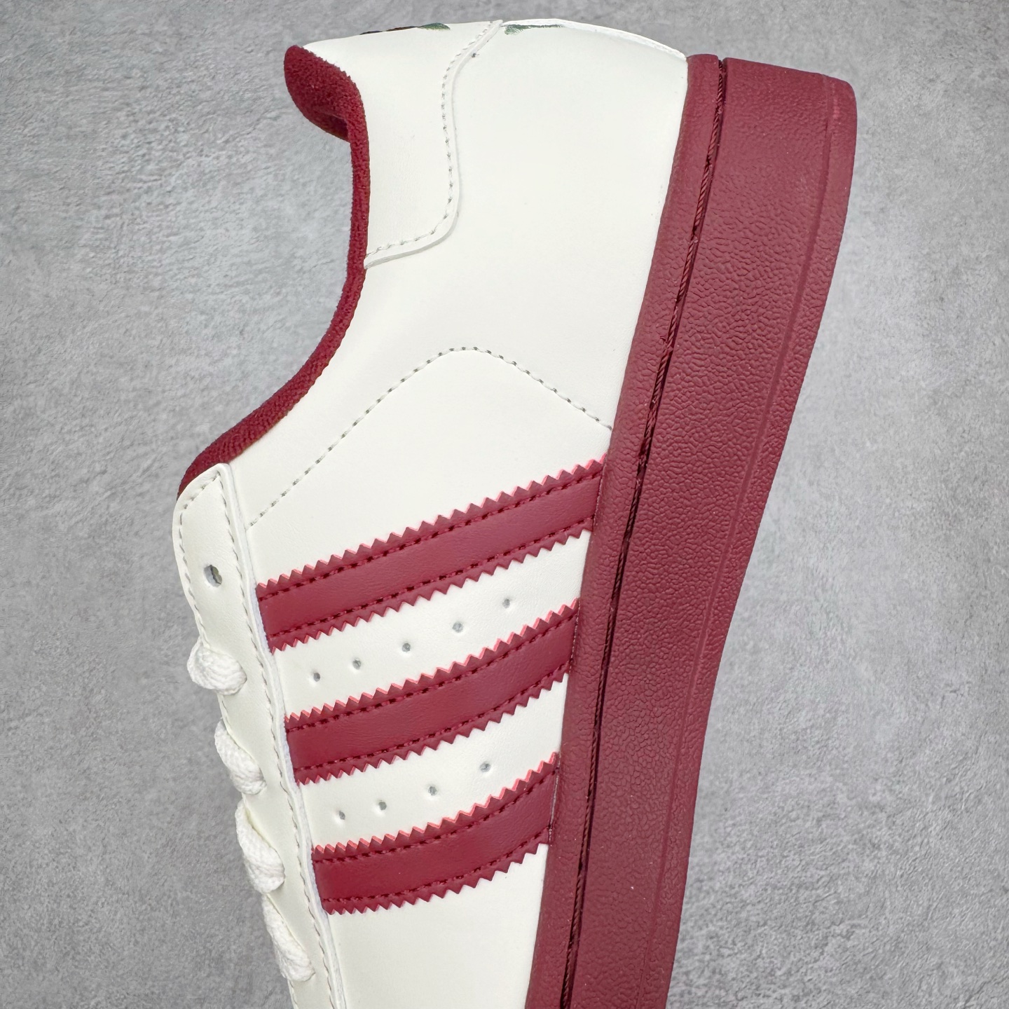 图片[7]-＃XP纯原套现福利 AD Originals Superstar 经典复古贝壳头板鞋 KJ6981 诞生于1969年 是第一双将全皮面鞋 身与橡胶鞋头结合在一起的低帮篮球鞋 Superstar最开始 是作为高帮篮球鞋Pro Model的低帮版本而出现的 但因为其独特和醒目的橡胶鞋头造型而让大家熟知 被大家形象地称为\\\”shelltoe\\\”贝壳头 在70年代的美国职业篮球场上 接近3/4的NBA球员都将这双Superstar作为场上用鞋 80年代之后 经过不断的改良和发展 Superstar逐渐成为横跨时装、音乐、街头文化、休闲和运动等各大领域的时尚潮鞋 尺码：36 36.5 37 38 38.5 39 40 40.5 41 42 42.5 43 44 44.5 45-选品中心