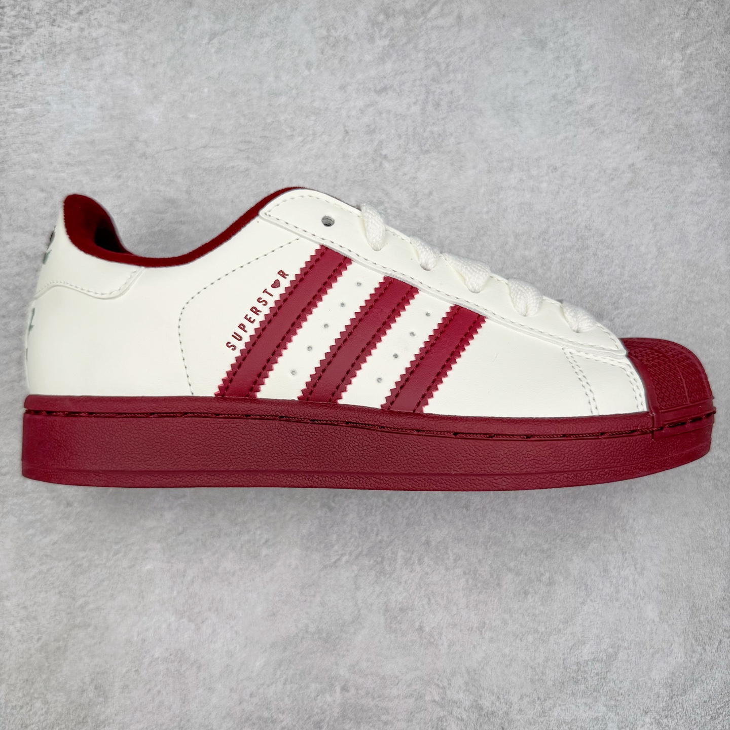 ＃XP纯原套现福利 AD Originals Superstar 经典复古贝壳头板鞋 KJ6981 诞生于1969年 是第一双将全皮面鞋 身与橡胶鞋头结合在一起的低帮篮球鞋 Superstar最开始 是作为高帮篮球鞋Pro Model的低帮版本而出现的 但因为其独特和醒目的橡胶鞋头造型而让大家熟知 被大家形象地称为\\\