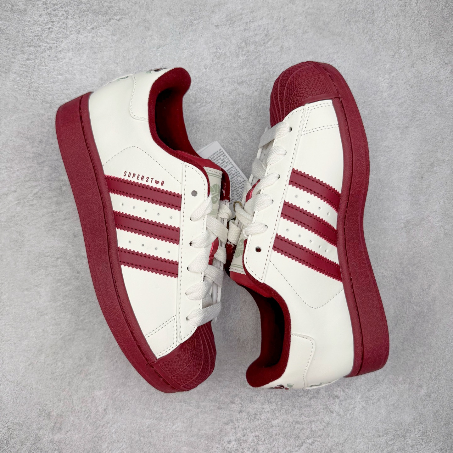 图片[3]-＃XP纯原套现福利 AD Originals Superstar 经典复古贝壳头板鞋 KJ6981 诞生于1969年 是第一双将全皮面鞋 身与橡胶鞋头结合在一起的低帮篮球鞋 Superstar最开始 是作为高帮篮球鞋Pro Model的低帮版本而出现的 但因为其独特和醒目的橡胶鞋头造型而让大家熟知 被大家形象地称为\\\”shelltoe\\\”贝壳头 在70年代的美国职业篮球场上 接近3/4的NBA球员都将这双Superstar作为场上用鞋 80年代之后 经过不断的改良和发展 Superstar逐渐成为横跨时装、音乐、街头文化、休闲和运动等各大领域的时尚潮鞋 尺码：36 36.5 37 38 38.5 39 40 40.5 41 42 42.5 43 44 44.5 45-选品中心