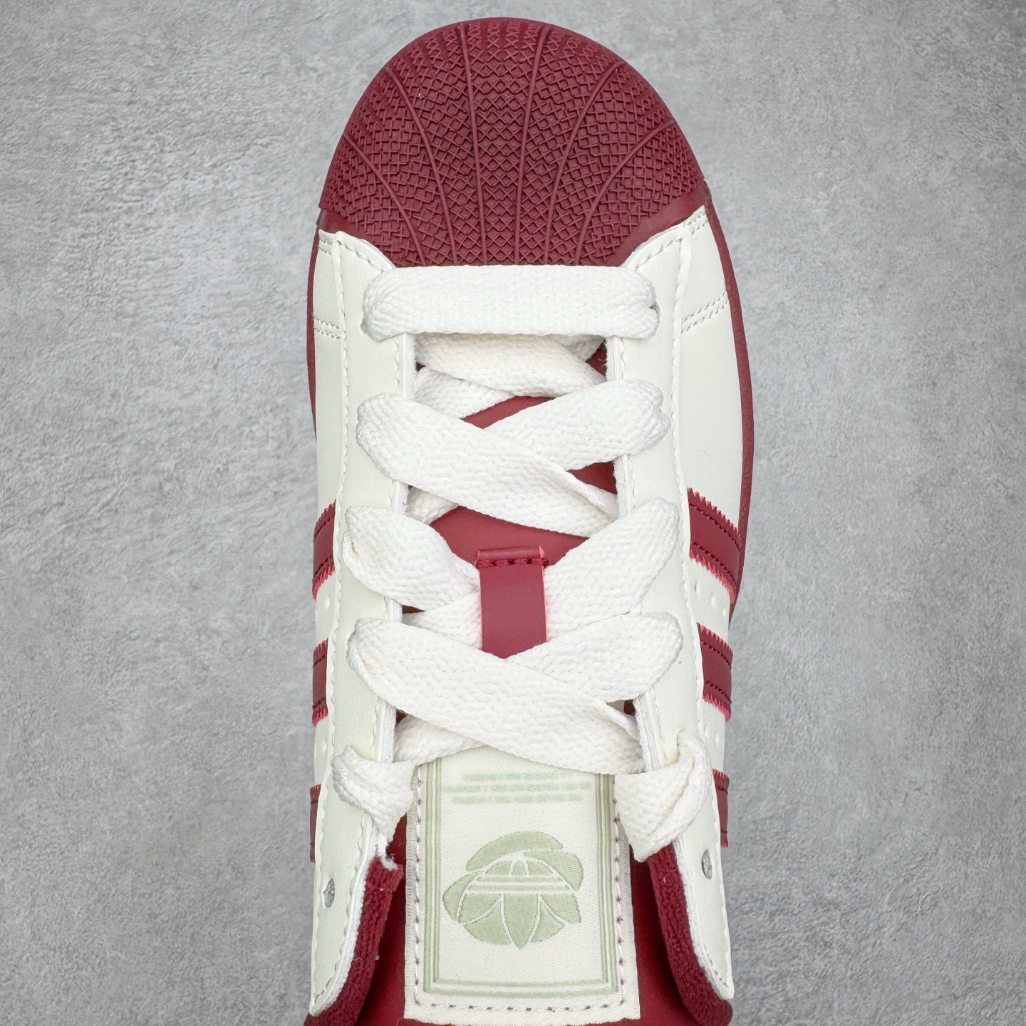 图片[4]-＃XP纯原套现福利 AD Originals Superstar 经典复古贝壳头板鞋 KJ6981 诞生于1969年 是第一双将全皮面鞋 身与橡胶鞋头结合在一起的低帮篮球鞋 Superstar最开始 是作为高帮篮球鞋Pro Model的低帮版本而出现的 但因为其独特和醒目的橡胶鞋头造型而让大家熟知 被大家形象地称为\\\”shelltoe\\\”贝壳头 在70年代的美国职业篮球场上 接近3/4的NBA球员都将这双Superstar作为场上用鞋 80年代之后 经过不断的改良和发展 Superstar逐渐成为横跨时装、音乐、街头文化、休闲和运动等各大领域的时尚潮鞋 尺码：36 36.5 37 38 38.5 39 40 40.5 41 42 42.5 43 44 44.5 45-选品中心