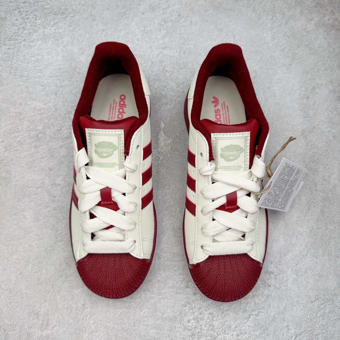 图片[2]-＃XP纯原套现福利 AD Originals Superstar 经典复古贝壳头板鞋 KJ6981 诞生于1969年 是第一双将全皮面鞋 身与橡胶鞋头结合在一起的低帮篮球鞋 Superstar最开始 是作为高帮篮球鞋Pro Model的低帮版本而出现的 但因为其独特和醒目的橡胶鞋头造型而让大家熟知 被大家形象地称为\\\”shelltoe\\\”贝壳头 在70年代的美国职业篮球场上 接近3/4的NBA球员都将这双Superstar作为场上用鞋 80年代之后 经过不断的改良和发展 Superstar逐渐成为横跨时装、音乐、街头文化、休闲和运动等各大领域的时尚潮鞋 尺码：36 36.5 37 38 38.5 39 40 40.5 41 42 42.5 43 44 44.5 45-选品中心