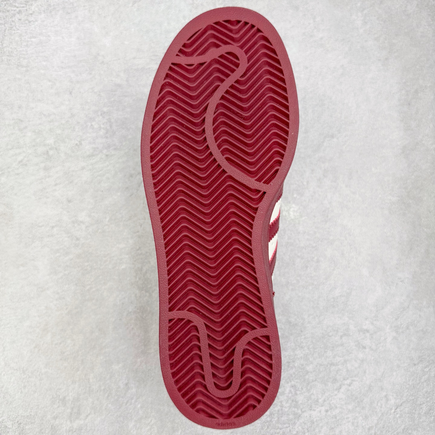 图片[9]-＃XP纯原套现福利 AD Originals Superstar 经典复古贝壳头板鞋 KJ6981 诞生于1969年 是第一双将全皮面鞋 身与橡胶鞋头结合在一起的低帮篮球鞋 Superstar最开始 是作为高帮篮球鞋Pro Model的低帮版本而出现的 但因为其独特和醒目的橡胶鞋头造型而让大家熟知 被大家形象地称为\\\”shelltoe\\\”贝壳头 在70年代的美国职业篮球场上 接近3/4的NBA球员都将这双Superstar作为场上用鞋 80年代之后 经过不断的改良和发展 Superstar逐渐成为横跨时装、音乐、街头文化、休闲和运动等各大领域的时尚潮鞋 尺码：36 36.5 37 38 38.5 39 40 40.5 41 42 42.5 43 44 44.5 45-选品中心