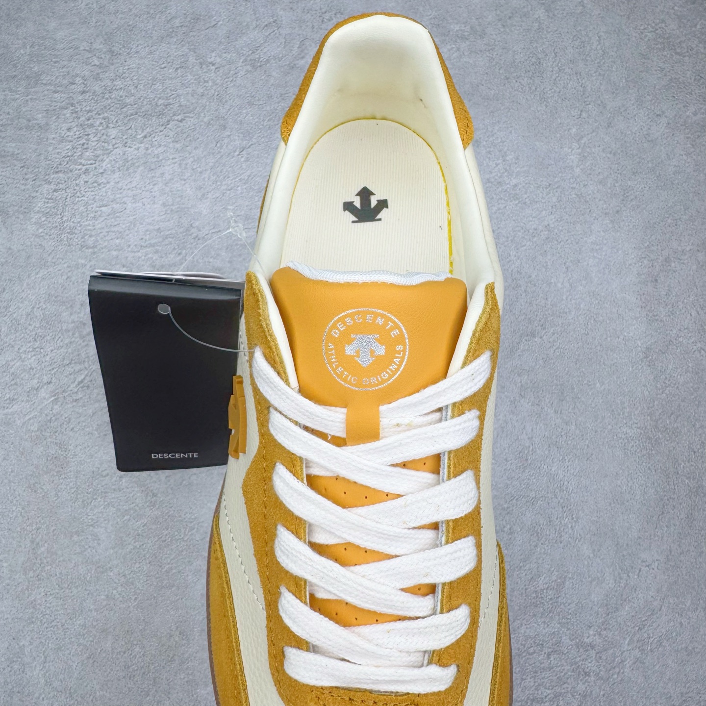 图片[5]-DESCENTE Chron 迪桑特复古拼接 舒适百搭 耐磨低帮生活休闲鞋 是一款集复古与现代于一体的低帮跑步鞋 简洁的牛皮鞋面不仅彰显出时尚的质感 还适用于多种场合的穿搭 这款鞋子的透气性能极佳 轻质弹性鞋底则提供了良好的舒适度和耐磨性 使你在行走或跑步时都能感受到脚底的柔软与支撑 尺码：36 36.5 37.5 38 38.5 39 40 40.5 41 42 42.5 43 44 44.5 45-选品中心