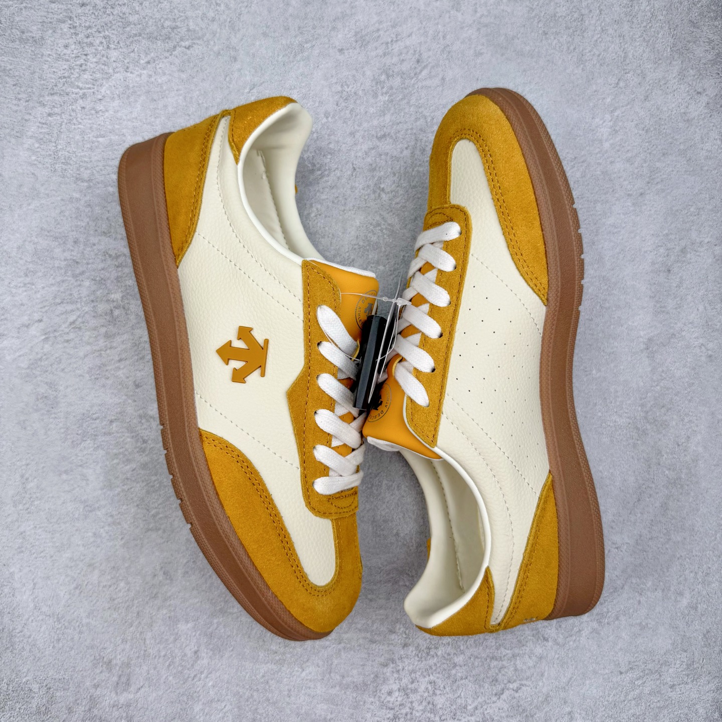 图片[3]-DESCENTE Chron 迪桑特复古拼接 舒适百搭 耐磨低帮生活休闲鞋 是一款集复古与现代于一体的低帮跑步鞋 简洁的牛皮鞋面不仅彰显出时尚的质感 还适用于多种场合的穿搭 这款鞋子的透气性能极佳 轻质弹性鞋底则提供了良好的舒适度和耐磨性 使你在行走或跑步时都能感受到脚底的柔软与支撑 尺码：36 36.5 37.5 38 38.5 39 40 40.5 41 42 42.5 43 44 44.5 45-选品中心