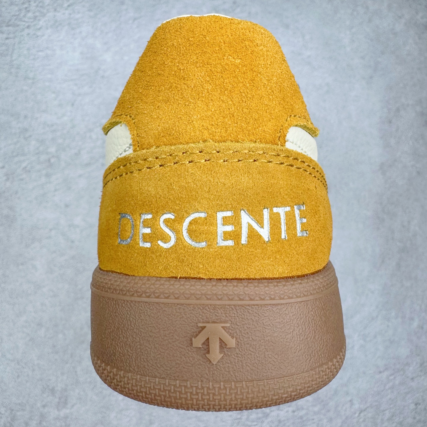 图片[8]-DESCENTE Chron 迪桑特复古拼接 舒适百搭 耐磨低帮生活休闲鞋 是一款集复古与现代于一体的低帮跑步鞋 简洁的牛皮鞋面不仅彰显出时尚的质感 还适用于多种场合的穿搭 这款鞋子的透气性能极佳 轻质弹性鞋底则提供了良好的舒适度和耐磨性 使你在行走或跑步时都能感受到脚底的柔软与支撑 尺码：36 36.5 37.5 38 38.5 39 40 40.5 41 42 42.5 43 44 44.5 45-选品中心