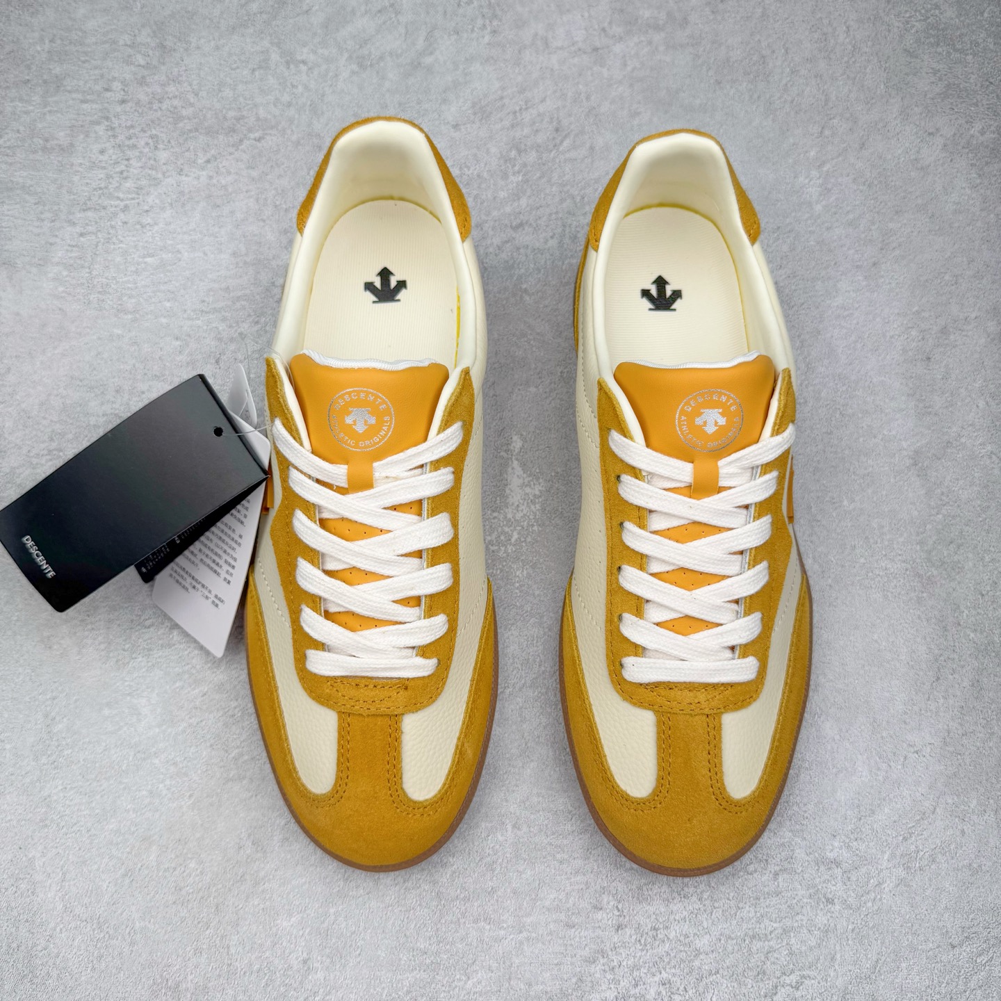 图片[2]-DESCENTE Chron 迪桑特复古拼接 舒适百搭 耐磨低帮生活休闲鞋 是一款集复古与现代于一体的低帮跑步鞋 简洁的牛皮鞋面不仅彰显出时尚的质感 还适用于多种场合的穿搭 这款鞋子的透气性能极佳 轻质弹性鞋底则提供了良好的舒适度和耐磨性 使你在行走或跑步时都能感受到脚底的柔软与支撑 尺码：36 36.5 37.5 38 38.5 39 40 40.5 41 42 42.5 43 44 44.5 45-选品中心