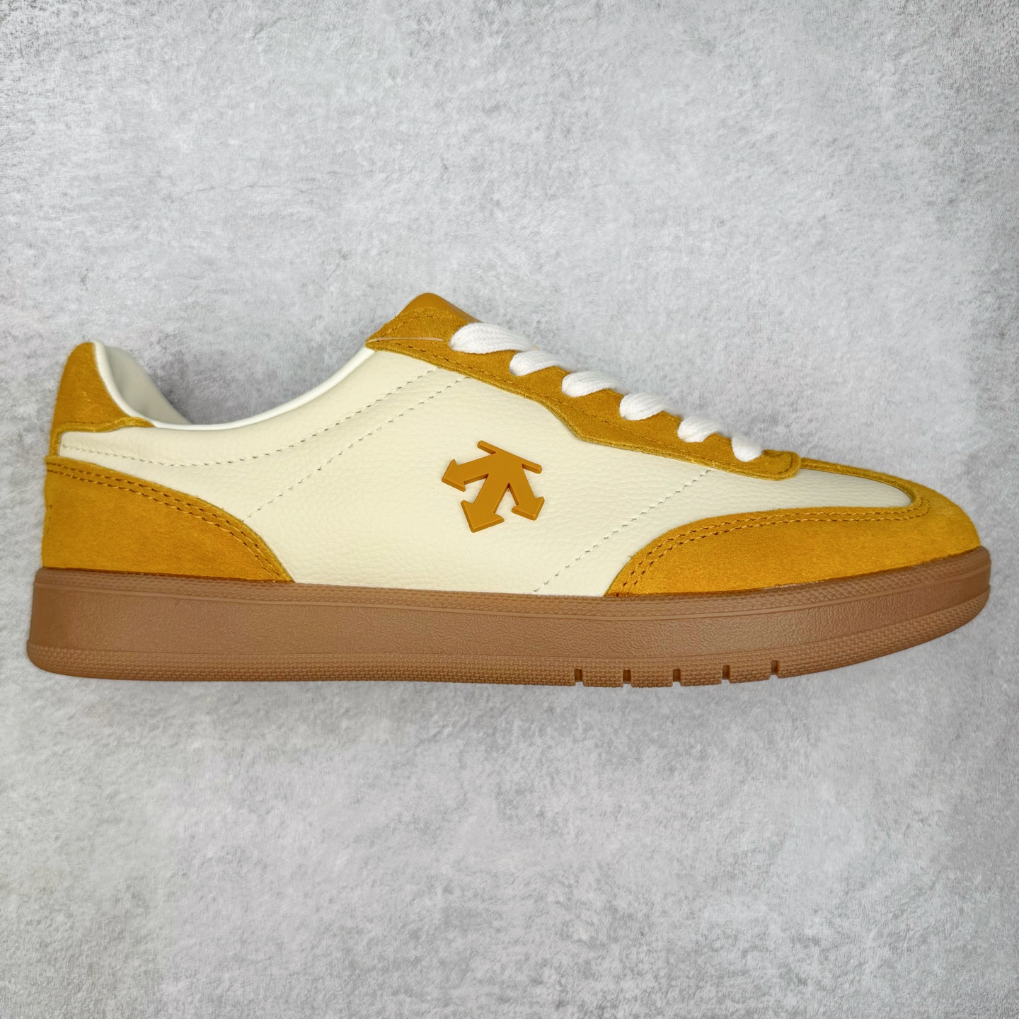 DESCENTE Chron 迪桑特复古拼接 舒适百搭 耐磨低帮生活休闲鞋 是一款集复古与现代于一体的低帮跑步鞋 简洁的牛皮鞋面不仅彰显出时尚的质感 还适用于多种场合的穿搭 这款鞋子的透气性能极佳 轻质弹性鞋底则提供了良好的舒适度和耐磨性 使你在行走或跑步时都能感受到脚底的柔软与支撑 尺码：36 36.5 37.5 38 38.5 39 40 40.5 41 42 42.5 43 44 44.5 45-选品中心