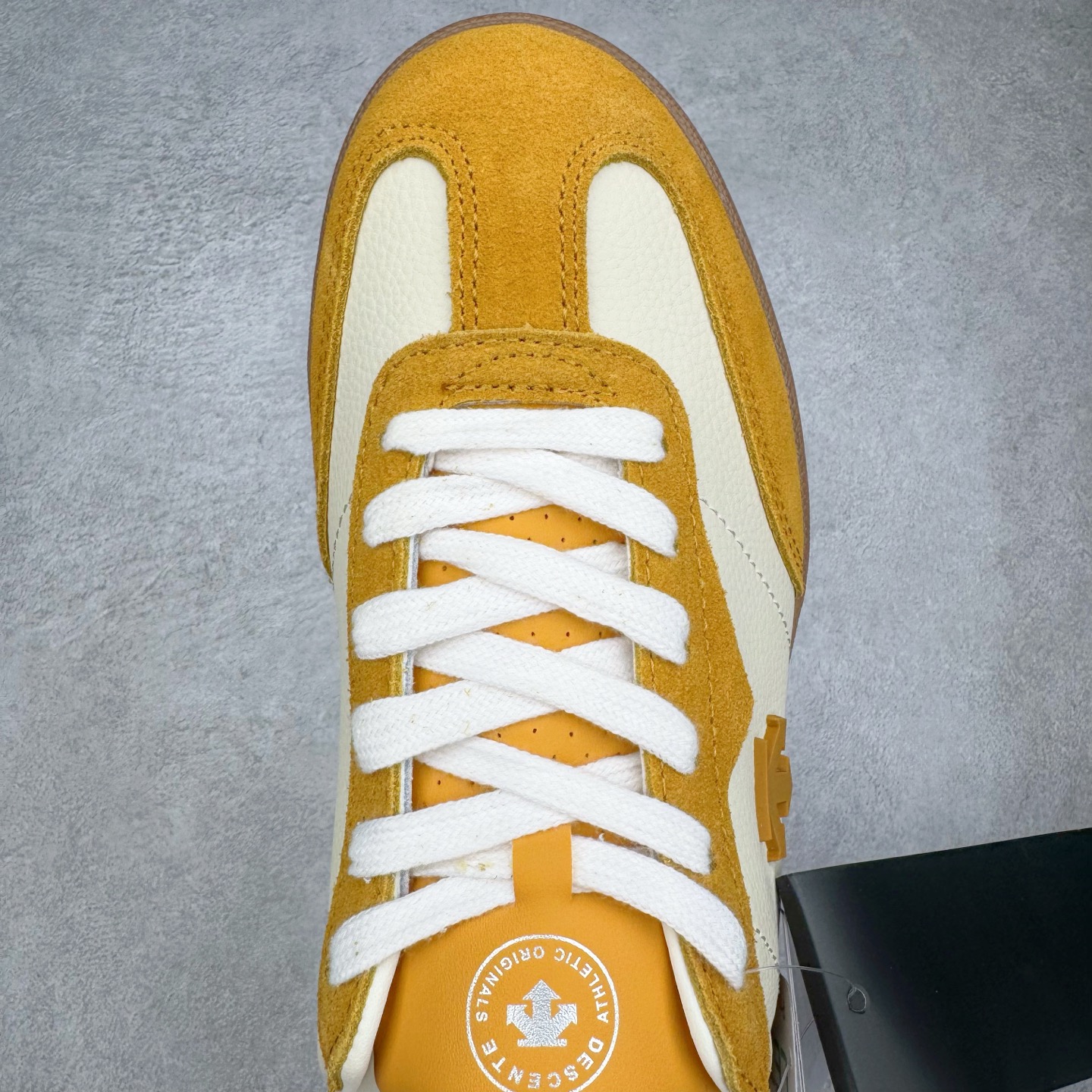 图片[4]-DESCENTE Chron 迪桑特复古拼接 舒适百搭 耐磨低帮生活休闲鞋 是一款集复古与现代于一体的低帮跑步鞋 简洁的牛皮鞋面不仅彰显出时尚的质感 还适用于多种场合的穿搭 这款鞋子的透气性能极佳 轻质弹性鞋底则提供了良好的舒适度和耐磨性 使你在行走或跑步时都能感受到脚底的柔软与支撑 尺码：36 36.5 37.5 38 38.5 39 40 40.5 41 42 42.5 43 44 44.5 45-选品中心