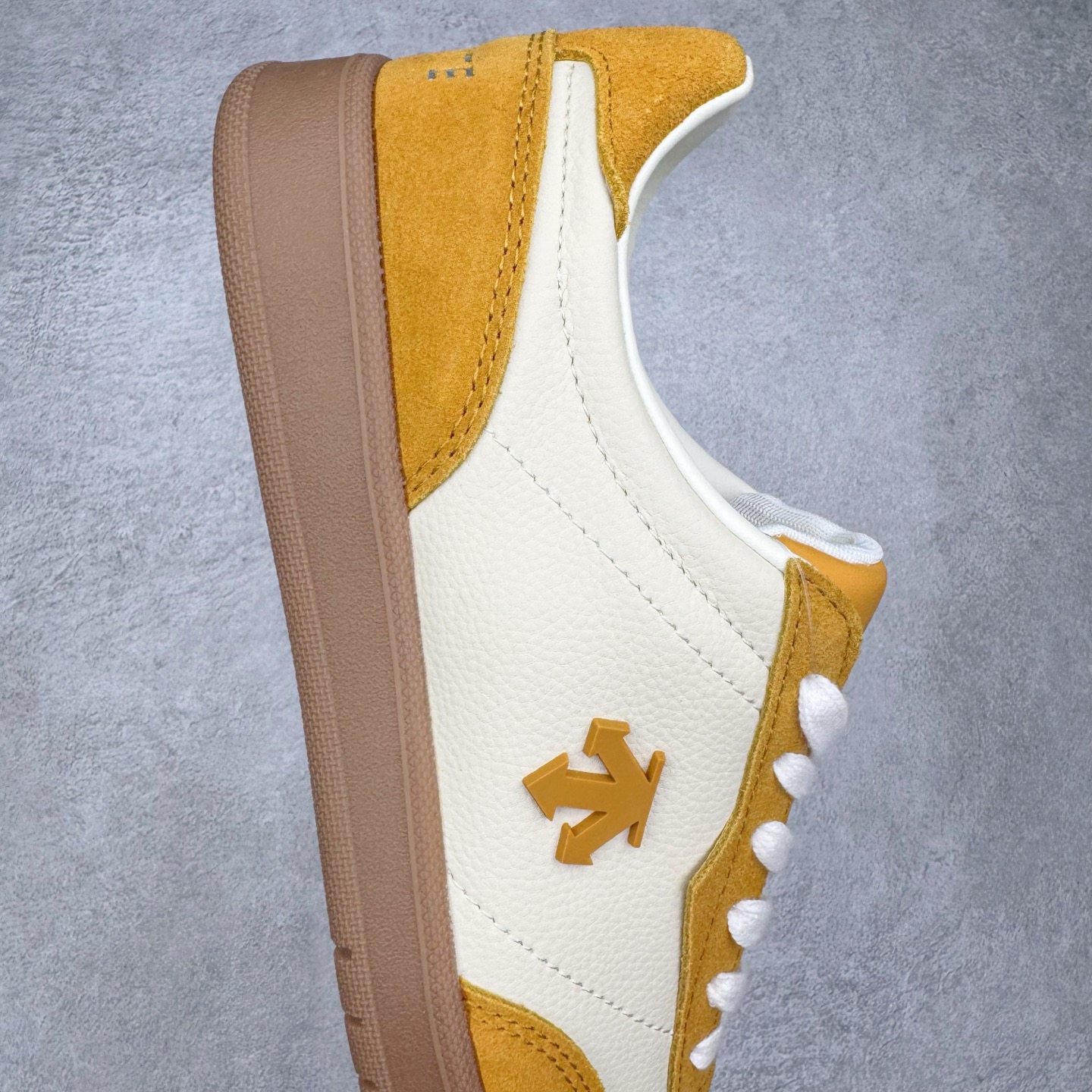 图片[6]-DESCENTE Chron 迪桑特复古拼接 舒适百搭 耐磨低帮生活休闲鞋 是一款集复古与现代于一体的低帮跑步鞋 简洁的牛皮鞋面不仅彰显出时尚的质感 还适用于多种场合的穿搭 这款鞋子的透气性能极佳 轻质弹性鞋底则提供了良好的舒适度和耐磨性 使你在行走或跑步时都能感受到脚底的柔软与支撑 尺码：36 36.5 37.5 38 38.5 39 40 40.5 41 42 42.5 43 44 44.5 45-选品中心