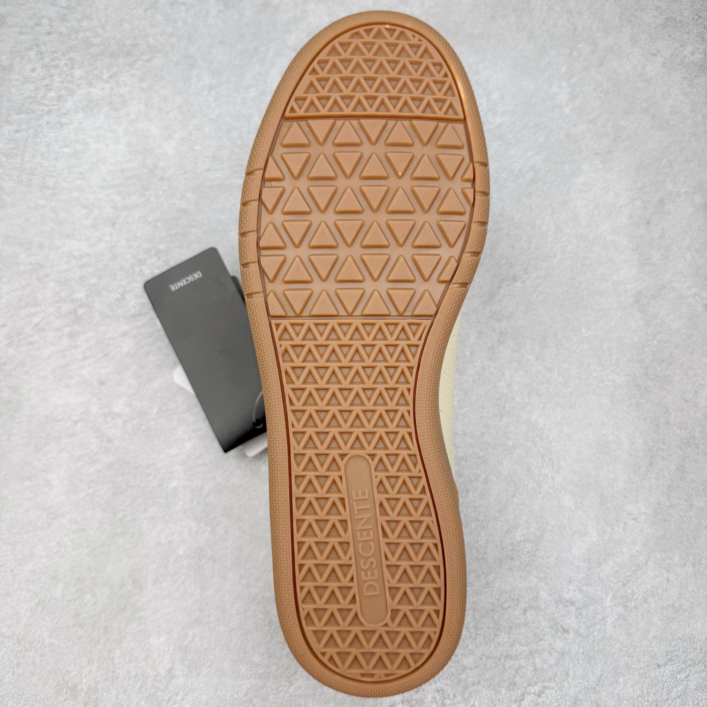 图片[9]-DESCENTE Chron 迪桑特复古拼接 舒适百搭 耐磨低帮生活休闲鞋 是一款集复古与现代于一体的低帮跑步鞋 简洁的牛皮鞋面不仅彰显出时尚的质感 还适用于多种场合的穿搭 这款鞋子的透气性能极佳 轻质弹性鞋底则提供了良好的舒适度和耐磨性 使你在行走或跑步时都能感受到脚底的柔软与支撑 尺码：36 36.5 37.5 38 38.5 39 40 40.5 41 42 42.5 43 44 44.5 45-选品中心