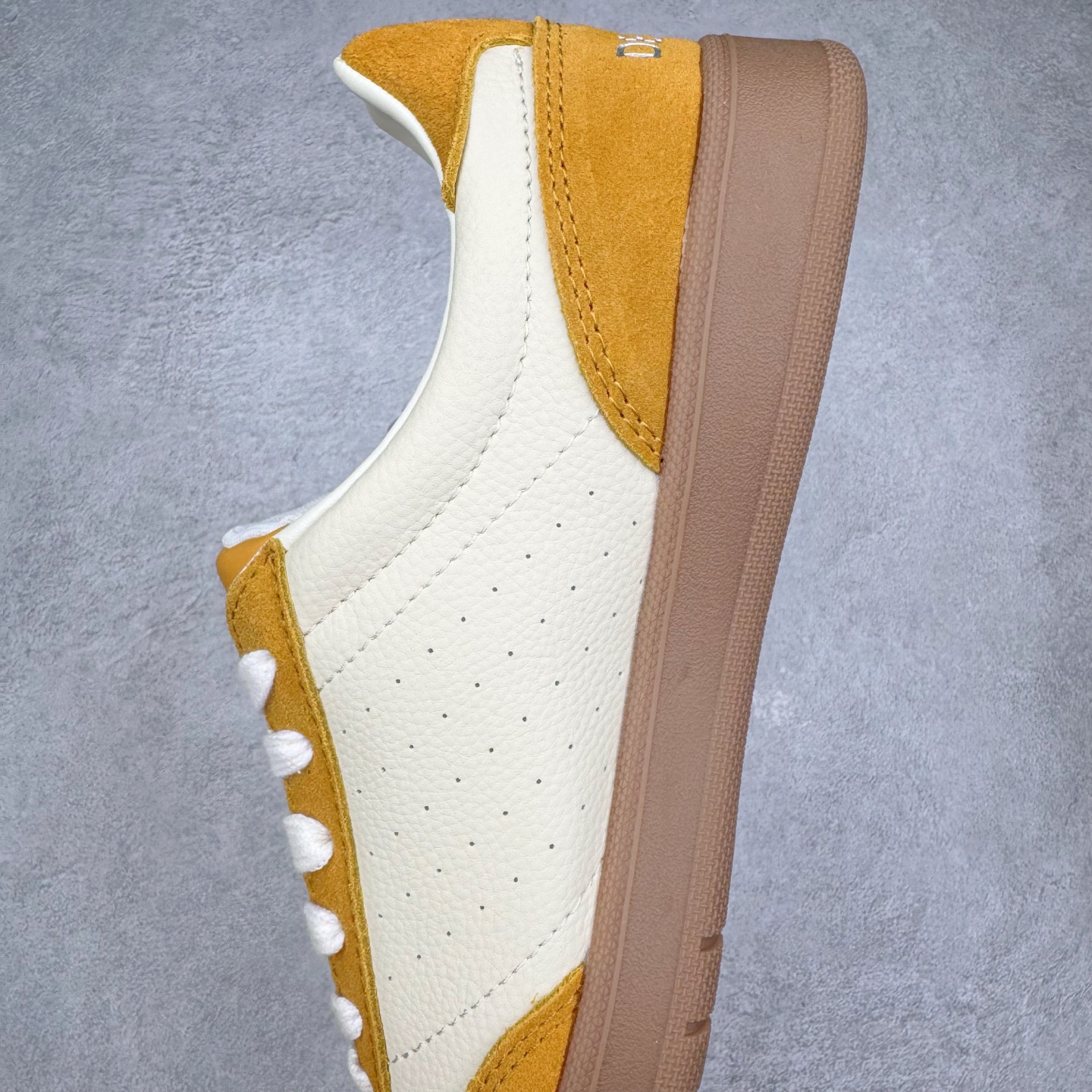 图片[7]-DESCENTE Chron 迪桑特复古拼接 舒适百搭 耐磨低帮生活休闲鞋 是一款集复古与现代于一体的低帮跑步鞋 简洁的牛皮鞋面不仅彰显出时尚的质感 还适用于多种场合的穿搭 这款鞋子的透气性能极佳 轻质弹性鞋底则提供了良好的舒适度和耐磨性 使你在行走或跑步时都能感受到脚底的柔软与支撑 尺码：36 36.5 37.5 38 38.5 39 40 40.5 41 42 42.5 43 44 44.5 45-选品中心