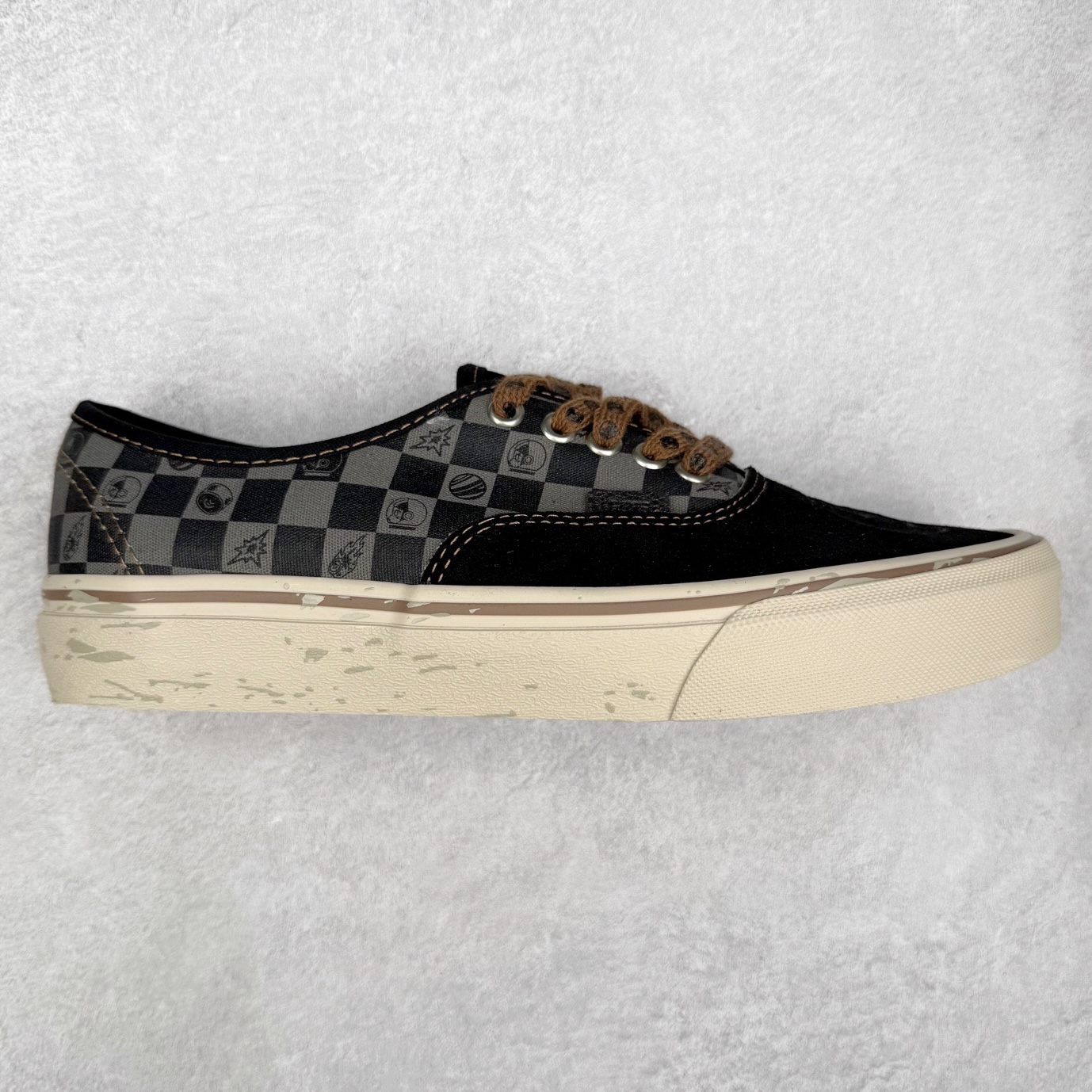 Vans Authentic SPACE MOLLY x 泡泡玛特 POP MART 联名款 此次合作以“保持想象，不断探索”为主题，通过 SPACE MOLLY 形象演绎，鞋款采用黑色主调，鞋头麂皮部位压印硕大 SPACE MOLLY Logo，该标识亦以联名吊牌形式呈现。大底饰有破碎滑板图案，鞋身后段将经典棋盘格与 MOLLY 形象结合，打造充满童趣的印花设计。 货号：VN000EGAQ3Y 尺码：35 36 36.5 37 38 38.5 39 40 40.5 41 42 42.5 43 44-选品中心