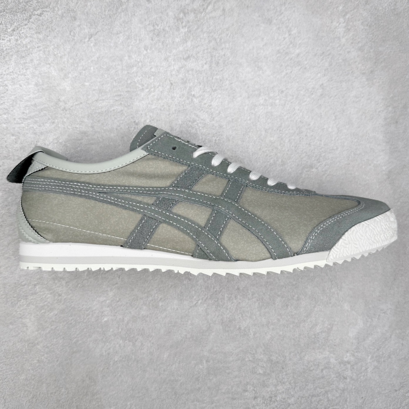 ＃C版 Asics Onitsuka Tiger MEXICO 66 亚瑟士鬼冢虎复古经典板鞋 市场王者选手 海外订单工厂出品 长期生产补货永不断码 超成熟稳定的做工品控 原装全套纸板楦头开发 原汁原味 完美呈现版型 私模正确鞋底咬花纹路 一比一鞋头弧度高度鞋身弧度 绝不口嗨 细节品控鞋型随意秒杀市面 原档咬花纹路私模大底 一个单元有六个三角形 总体形拼接呈现花瓣状 官方四联吊牌 原装Ortholite轻量化鞋垫 原盒原配 质保卡 说明书 钢印防尘纸 纸板中底带钢印 乳胶组合鞋垫 支持全方位的对比专柜 产品从款式颜色造型上体现出追求舒适和细节的完美 鞋类更是推崇手工制作的严谨与完美 融舒适性与可穿性的设计风格 注重细节的完美和别致魅力 既保持稳重 又不失轻松的时尚感 尺码：36 37 37.5 38 39 39.5 40 40.5 41.5 42 42.5 43.5 44 45-选品中心