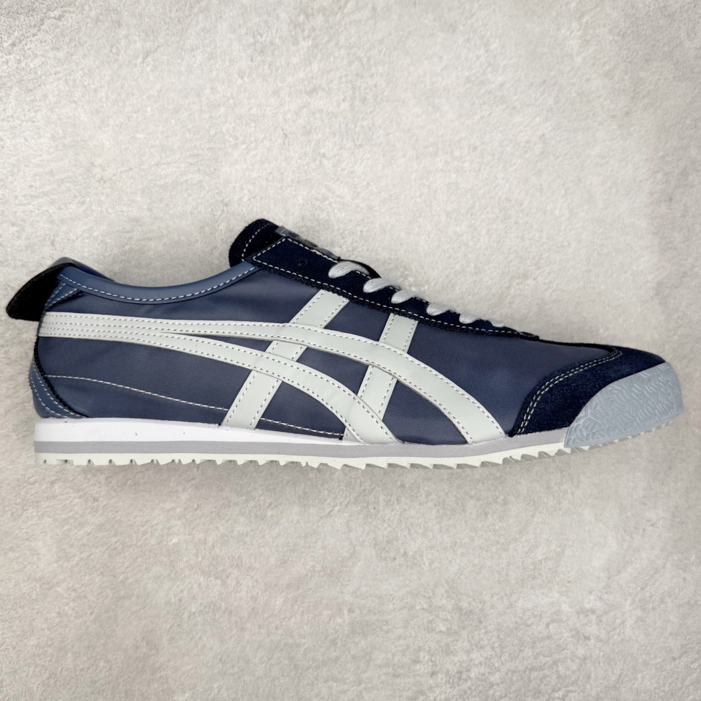 ＃C版 Asics Onitsuka Tiger MEXICO 66 亚瑟士鬼冢虎复古经典板鞋 市场王者选手 海外订单工厂出品 长期生产补货永不断码 超成熟稳定的做工品控 原装全套纸板楦头开发 原汁原味 完美呈现版型 私模正确鞋底咬花纹路 一比一鞋头弧度高度鞋身弧度 绝不口嗨 细节品控鞋型随意秒杀市面 原档咬花纹路私模大底 一个单元有六个三角形 总体形拼接呈现花瓣状 官方四联吊牌 原装Ortholite轻量化鞋垫 原盒原配 质保卡 说明书 钢印防尘纸 纸板中底带钢印 乳胶组合鞋垫 支持全方位的对比专柜 产品从款式颜色造型上体现出追求舒适和细节的完美 鞋类更是推崇手工制作的严谨与完美 融舒适性与可穿性的设计风格 注重细节的完美和别致魅力 既保持稳重 又不失轻松的时尚感 尺码：36 37 37.5 38 39 39.5 40 40.5 41.5 42 42.5 43.5 44 45-选品中心