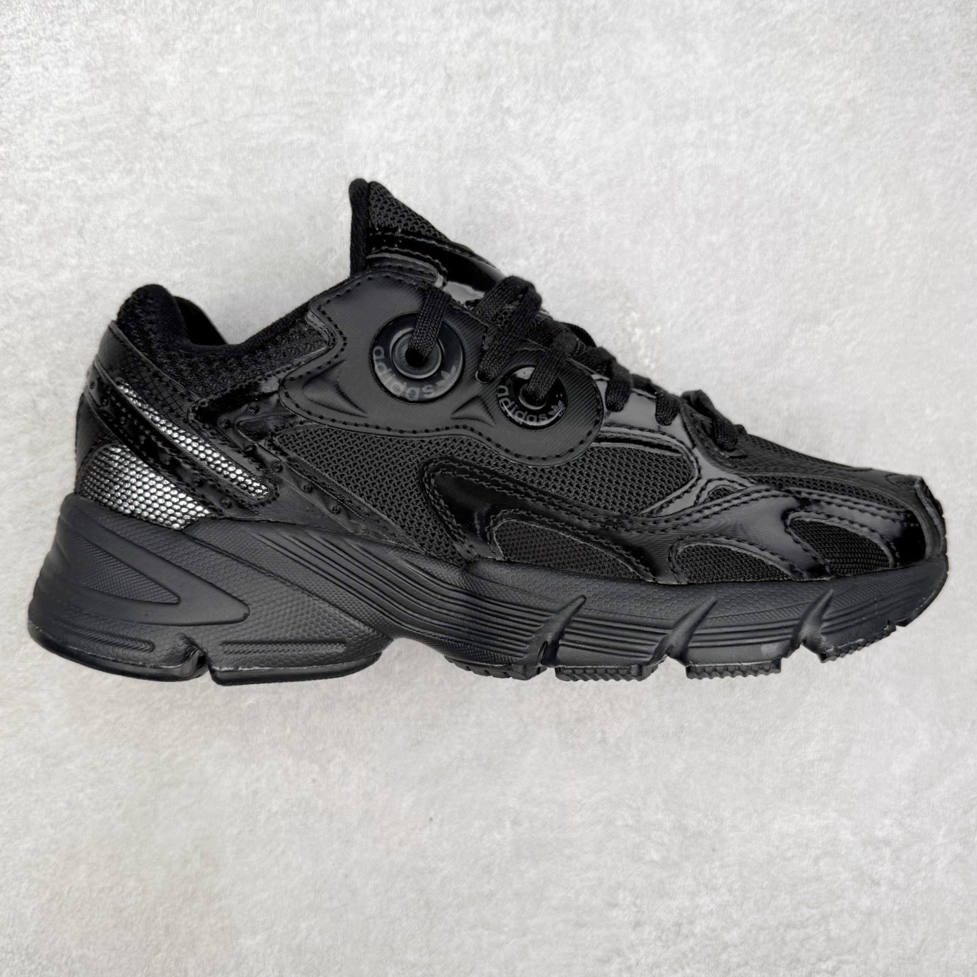 AD Original Astir 耐磨复古运动休闲鞋 鞋款灵感来自2000年代的跑步款式 鞋面和超大号孔眼进行更新复古色系搭配经典蓝白色 金色线条贯穿鞋身 增强鞋整体的流线感拼接设计 整体更显得有层次感，更有老爹鞋的味道网面透气设计 夏日出门也不会感到闷脚既舒适又透气带点稍微厚底的中底特殊材料 上脚偏软非常显高显瘦 休闲运动都可以搭配 尺码：35.5 36 36.5 37.5 38 38.5 39 40 40.5 41 42 42.5 43 44 44.5 45-选品中心