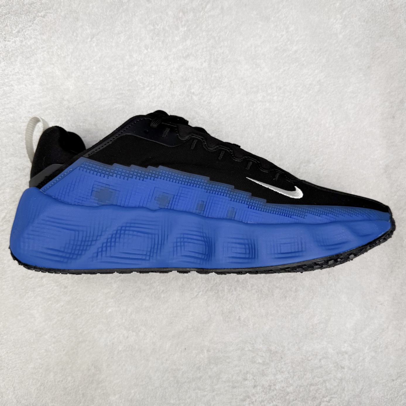 HYEIN SEO x NK Ava Rover 百搭舒适耐磨低帮跑步鞋 男女同款 流线型轮廓，通过轻薄物料鞋面结合 TPU 网格状支撑示人，增厚的中底材质选用 ReactX 加持，华夫外底收尾。鞋垫与后跟鞋提，克制点缀 Hyein Seo 字样。鞋垫与鞋提则采用菱形格纹的变化元素呈现。实拍调校N版已经零色差零失真 百分百还原实物色彩所见即所得 不存在货不对板色差等低级问题 选购参考实物拍摄 不混卖不参货 只用心做好货严格选品 承诺混一赔十 尺码：36 36.5 37.5 38 38.5 39 40 40.5 41 42 42.5 43 44 44.5 45-选品中心