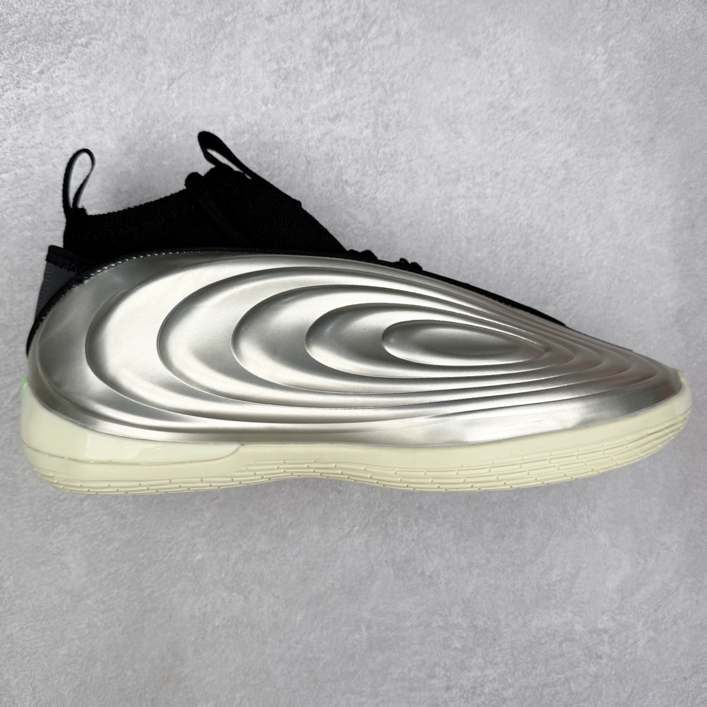 AD Harden Vol. 10 哈登十代签名篮球鞋 以来极具未来感与复古风格的简洁设计语言，贯彻了 James Harden 本人在球场内外秉持的「Under No One」的态度与个性。鞋形轮廓采用了流线型设计，且没有多余的线条或元素，营造出一种极具速度感的视觉印象；鞋侧的三条纹在这次则是以野兽抓痕般的形态呈现，进一步强化了鞋款的战斗氛围的同时，更带来强烈的科幻感与战斗氛围。鞋身两侧的三条纹，不仅传达蕴含战斗气息的视觉美感，亦巧妙融入透气板设计提升穿着体验，在激烈赛况中兼顾轻质舒适与时尚气息；在中底部分则采用全掌 Lightboost 科技结合 Y 型抗扭片，为赛场提供轻量化的脚感与卓越的缓震回弹支持；大底分区纹路与外底上翻设计进一步强化抓地力，无论是在变向、突破还是起跳时都能够提供稳固的支撑，满足复杂赛场需求。除了将实战性能与时尚元素融合，Harden Vol 9 亦帮助提升球员的赛场表现的同时，也在场外传递 James Harden 不断进化，不断提升自我的无畏风格。尺码：40 40.5 41 42 42.5 43 44 44.5 45 46-选品中心