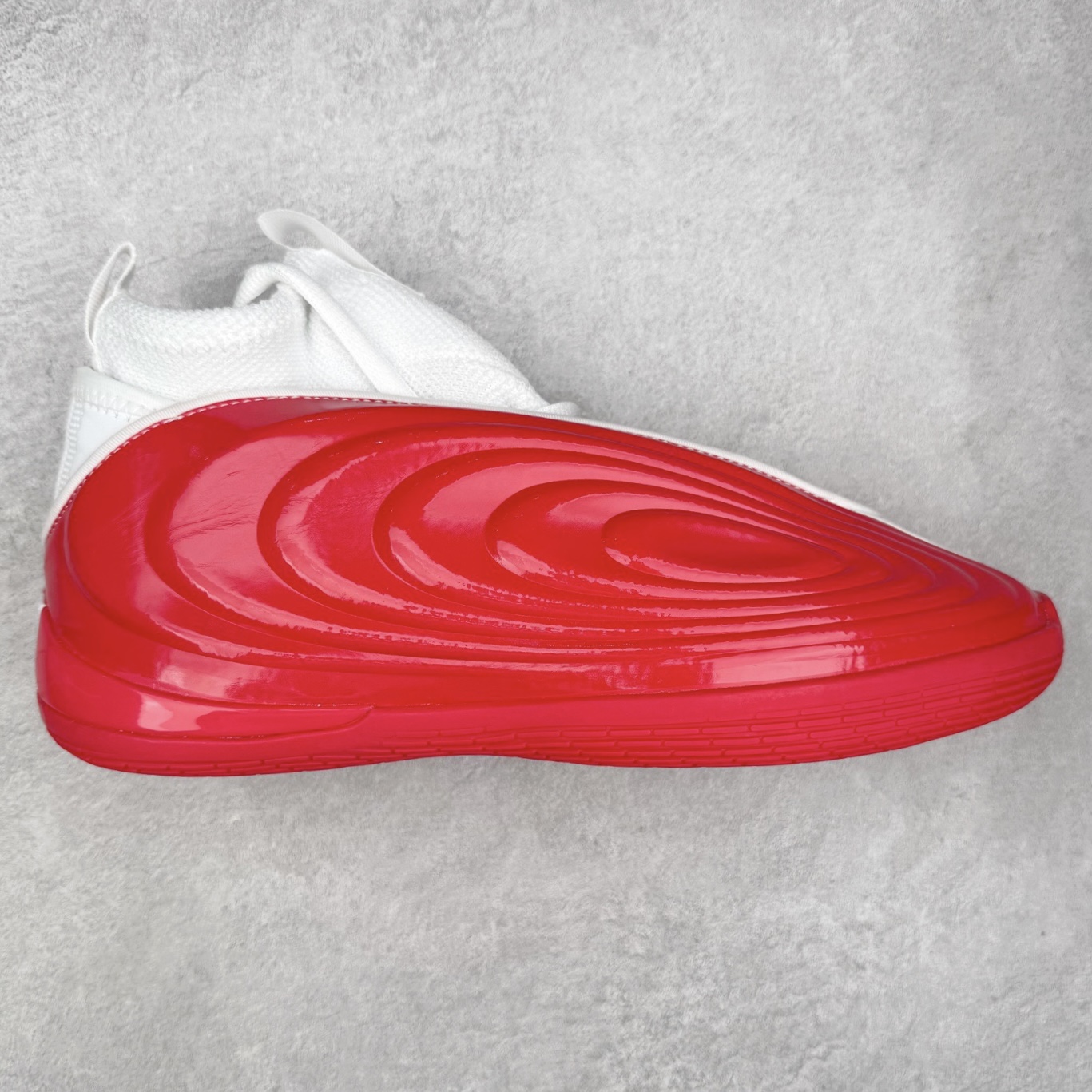 AD Harden Vol. 10 哈登十代签名篮球鞋 以来极具未来感与复古风格的简洁设计语言，贯彻了 James Harden 本人在球场内外秉持的「Under No One」的态度与个性。鞋形轮廓采用了流线型设计，且没有多余的线条或元素，营造出一种极具速度感的视觉印象；鞋侧的三条纹在这次则是以野兽抓痕般的形态呈现，进一步强化了鞋款的战斗氛围的同时，更带来强烈的科幻感与战斗氛围。鞋身两侧的三条纹，不仅传达蕴含战斗气息的视觉美感，亦巧妙融入透气板设计提升穿着体验，在激烈赛况中兼顾轻质舒适与时尚气息；在中底部分则采用全掌 Lightboost 科技结合 Y 型抗扭片，为赛场提供轻量化的脚感与卓越的缓震回弹支持；大底分区纹路与外底上翻设计进一步强化抓地力，无论是在变向、突破还是起跳时都能够提供稳固的支撑，满足复杂赛场需求。除了将实战性能与时尚元素融合，Harden Vol 9 亦帮助提升球员的赛场表现的同时，也在场外传递 James Harden 不断进化，不断提升自我的无畏风格。尺码：40 40.5 41 42 42.5 43 44 44.5 45 46-选品中心