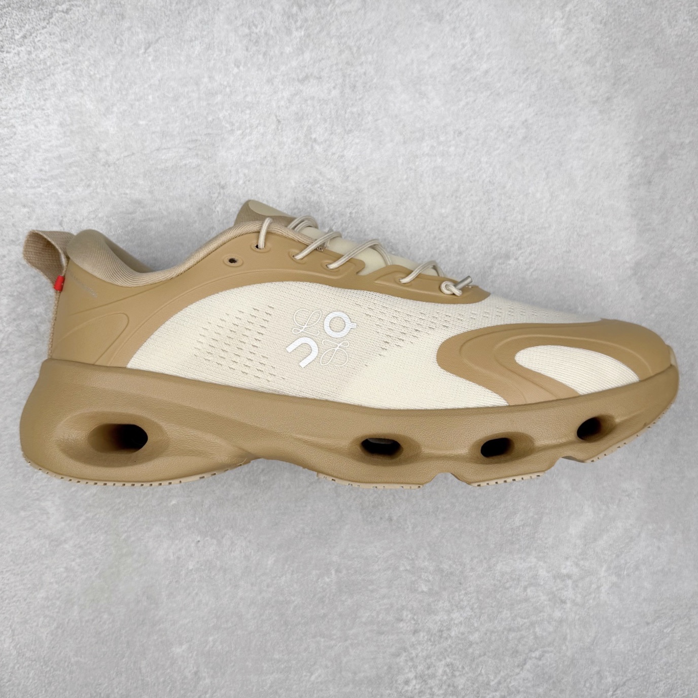 LOEWE x On昂跑Cloudsolo 罗意威联名款圆头抽绳低帮生活休闲鞋 此运动品牌 开创于2010年 缓震着陆、强效回弹、轻柔质感的设计构思始终是ON研制关键 与此同时基于“为全球提供革新性的跑步感受”信念 陆续推出了多款跑鞋及其以专业运动人体跑步工程学为设计关键的功能性跑步服饰设备 让跑者不费力气地畅快畅跑 尺码：36 36.5 37.5 38 38.5 39 40 40.5 41 42 42.5 43 44 44.5 45-选品中心