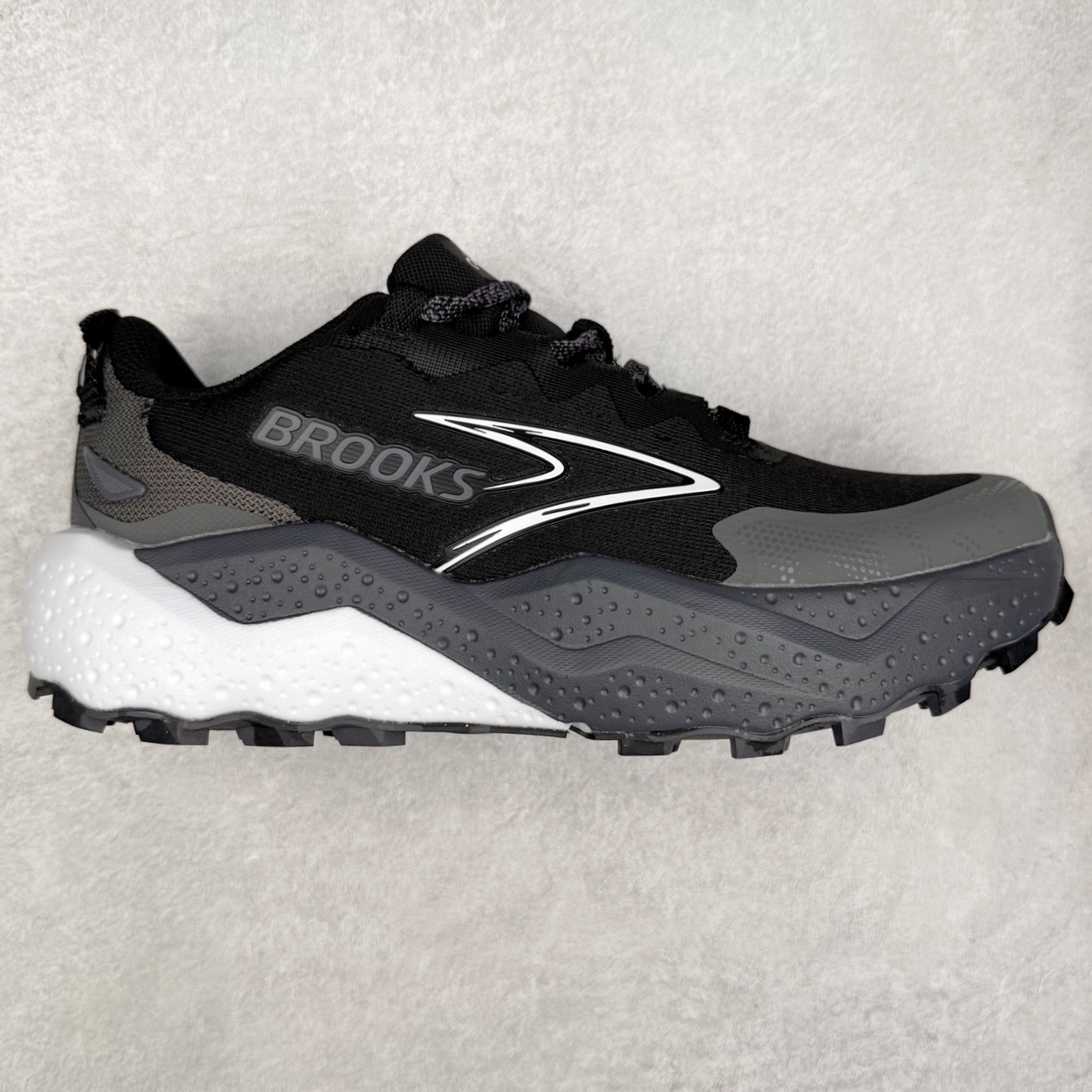 Brooks 布鲁克斯 Caldera 8 山啸舒适耐磨轻便 低帮越野跑步鞋 Brooks 四大跑鞋之一 百年品牌 跑鞋从外形上基本就能判断这是一款速度跑鞋 简洁干练的外形结构和极强的运动流线型看着非常有速度感 上脚的第一感觉是非常轻 美码9码的鞋单只206g不到 从个人偏好来说 200g左右的竞速鞋最具安全感 鞋面采用单层网布 很薄 前掌使用了大量开放式网眼 排气直接快速 透气性上乘 鞋舌也是轻量化设计 仅为一层麂皮 和脚背完美贴合 鞋舌中央有个防偏穿孔 从实际穿着来看 通常鞋舌都是外偏 如果是防偏穿孔位于中心 防偏效果其实并不十分有效 如果采用趋外侧的偏心设计更有效 鞋帮泡棉填充量不大 但非常紧凑 贴合舒适 包裹稳固 内置硬质TPU保证必要的稳定性 跑鞋中底采用的是DNA FLASH科技材料 DNA FLASH中底科技 是Brooks第一款将氮气注入中底的创新科技 主要原理是借助“超临界流体”发泡技术 将液态氮稳定的转化为气态氮 并使其均匀地形成无数紧密贴合的密闭式气囊结构 尺码：36 36.5 37.5 38 38.5 39 40 40.5 41 42 42.5 43 44 44.5 45 46-选品中心